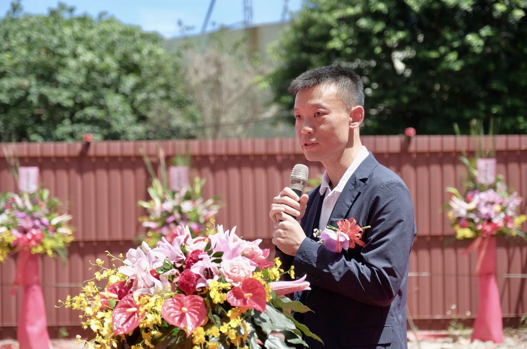 新北都更處副處長李擇仁出席開工動土典禮致詞表示，為協助老社區重建，市府推出多元協助措施，社區可選擇適合方案，共同為老屋重生而努力。