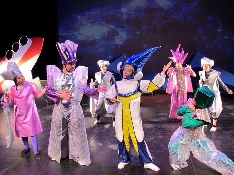 邀請三重在地「蘋果劇團」演出「宇宙星球歷險記」親子舞臺劇，歡迎闔家蒞臨欣賞。