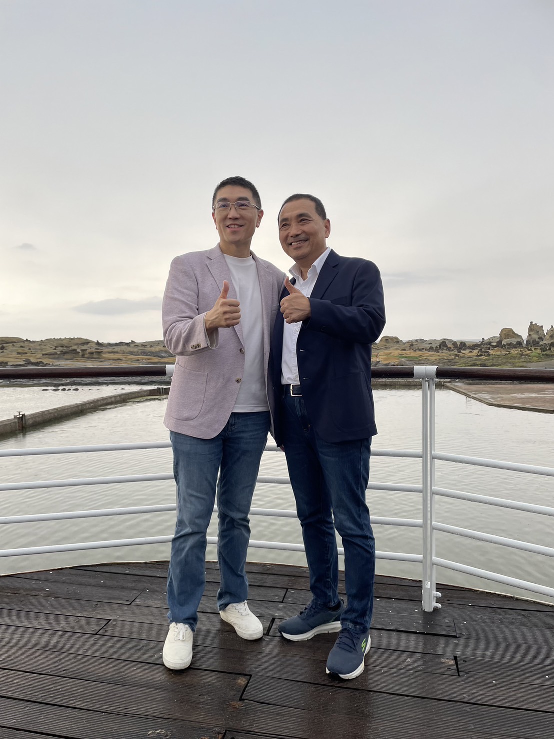 兩位市長以基隆嶼為背景合影留念