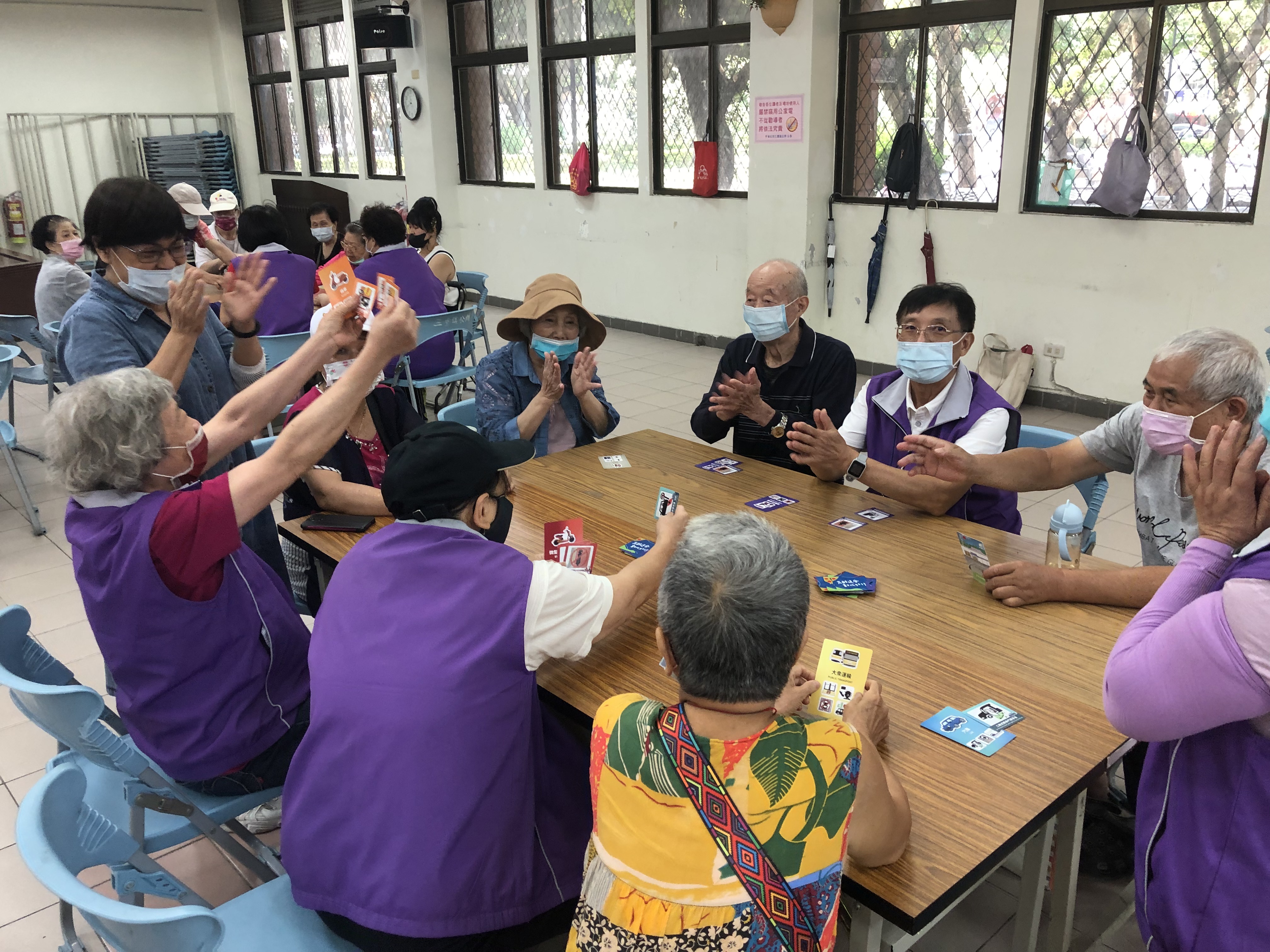 三重六合社區據點長輩在歡樂的桌遊中學習道安觀念