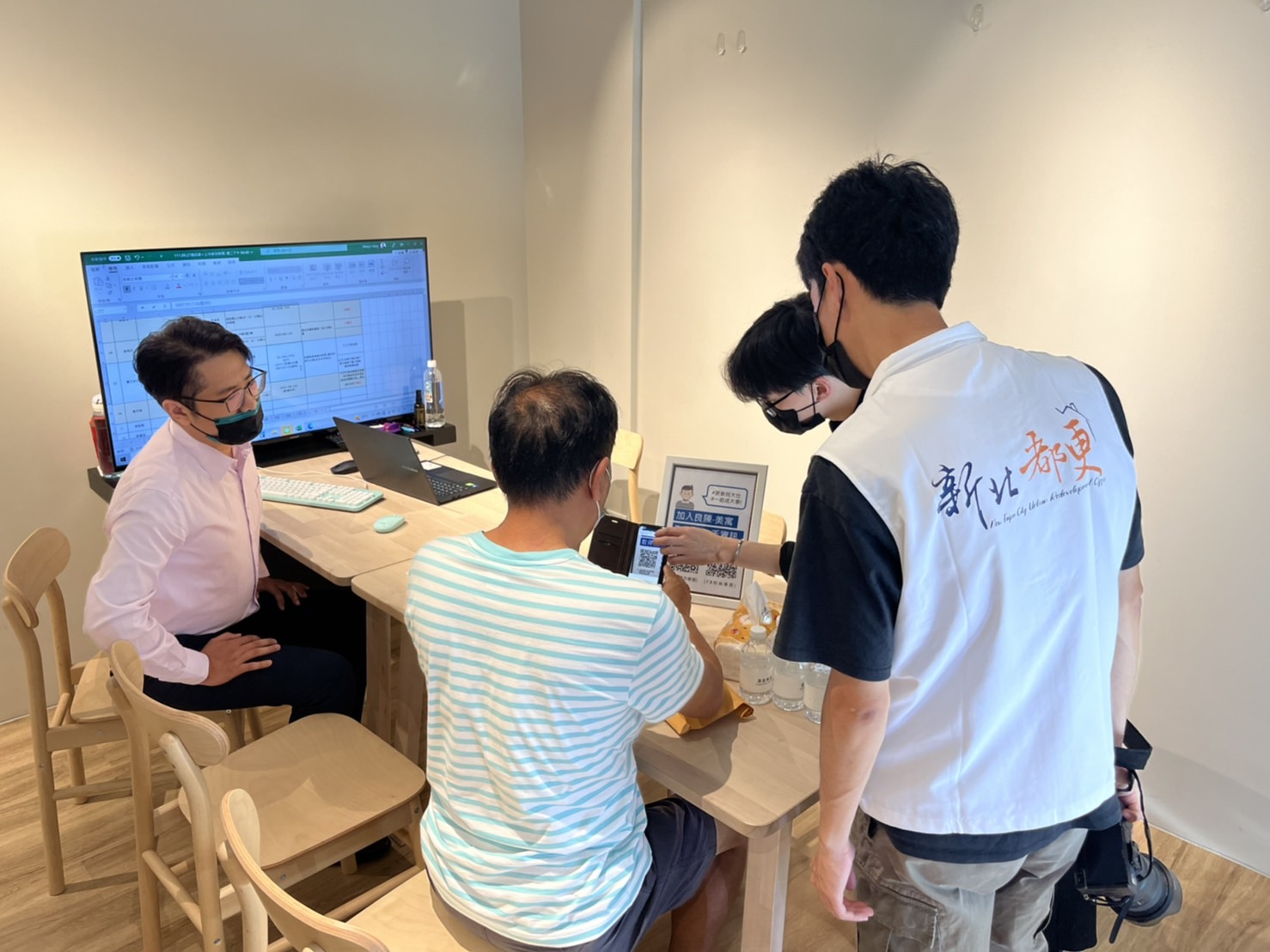 市府同仁至實施者駐點工作站協助民眾諮詢