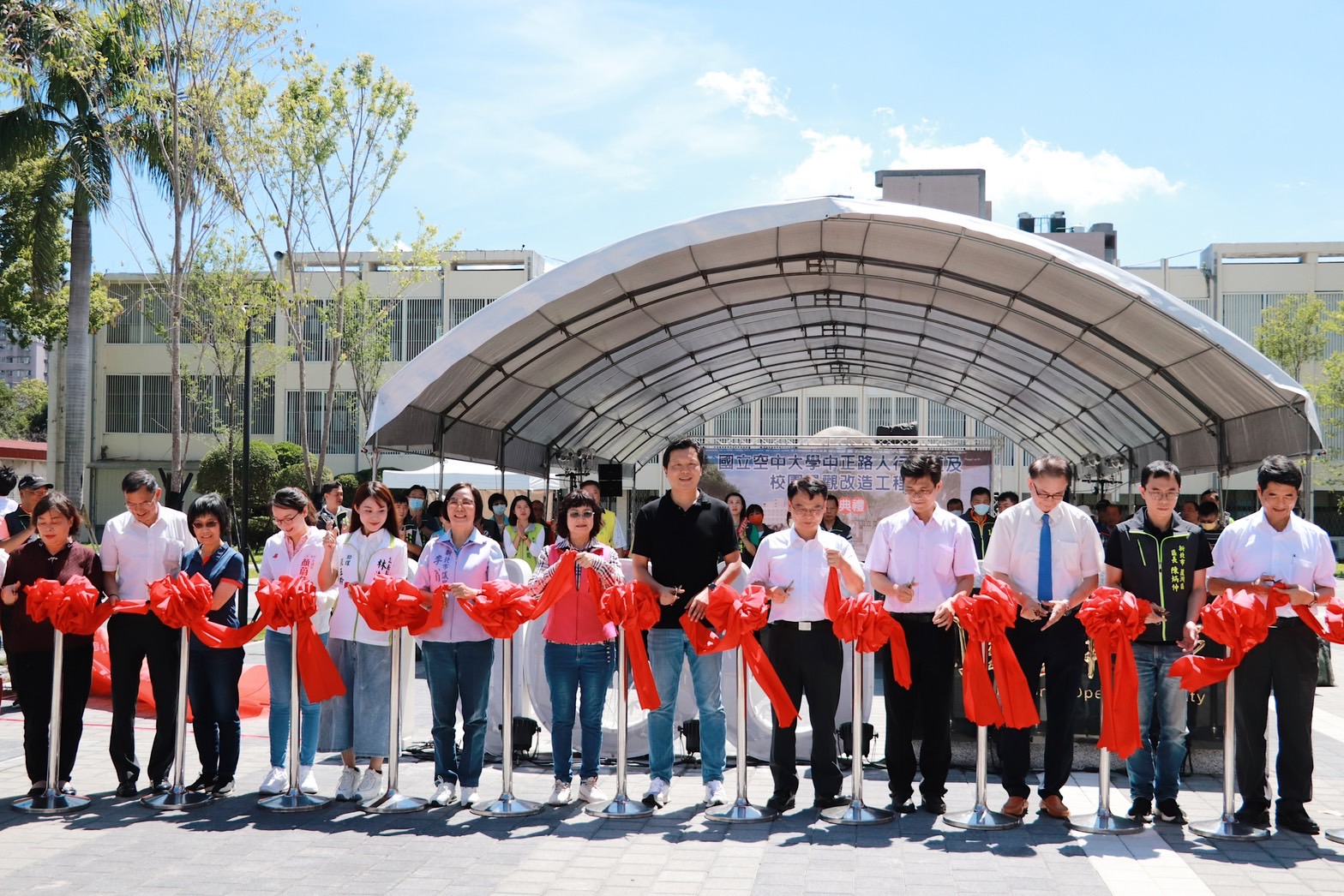 朱惕之副市長（右6）、空中大學校長陳松柏（右5）與地方民意代表一同剪綵，旋即開放民眾通行使用，翻轉蘆洲街區環境品質，共創蘆洲地區舒適的人行新環境。