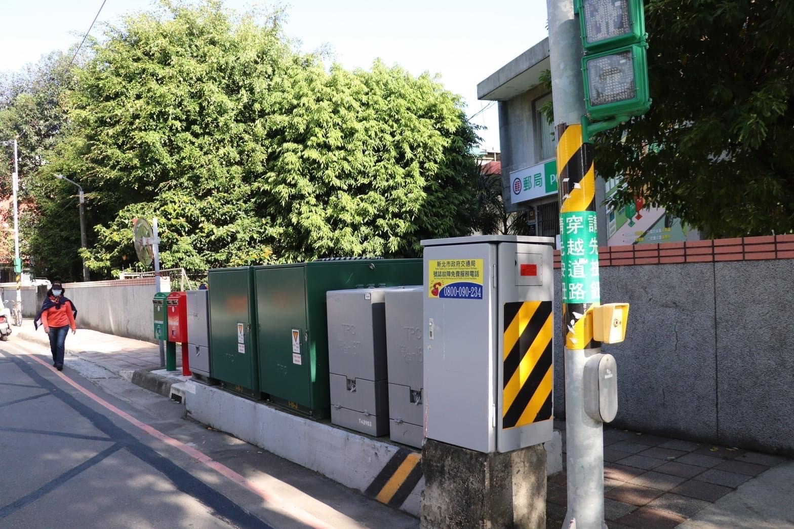空中大學拆除校園圍牆及部分閒置設施，重塑人行環境及休憩空間，讓校園與社區零距離，改造工程於去年底開工，經歷半年多的施工，迎來嶄新的通行環境與校園景觀。