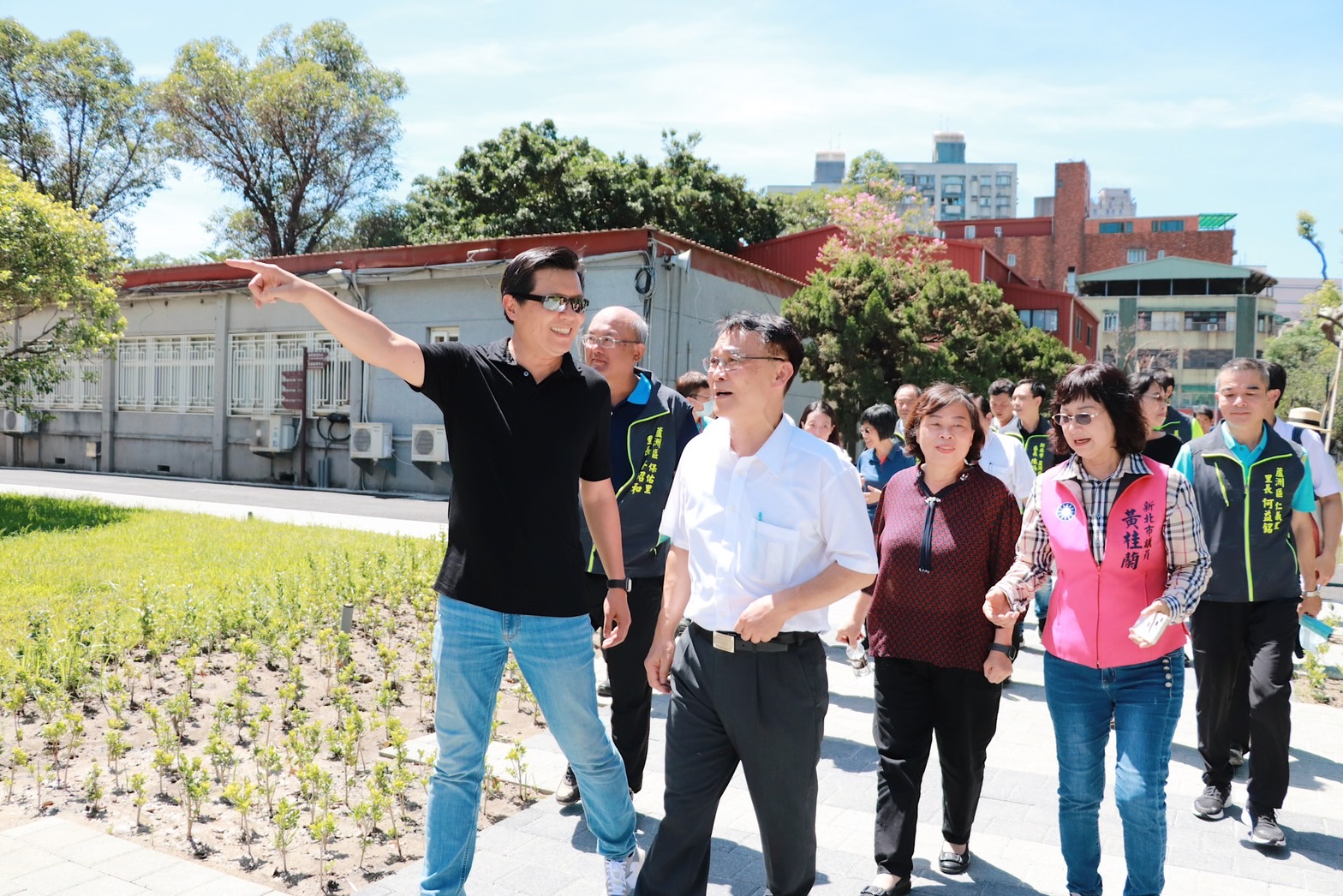 朱惕之副市長（前左）空中大學校長陳松柏（前右）與地方民意一同視察完工開放後的空大校園，體驗友善通行環境。
