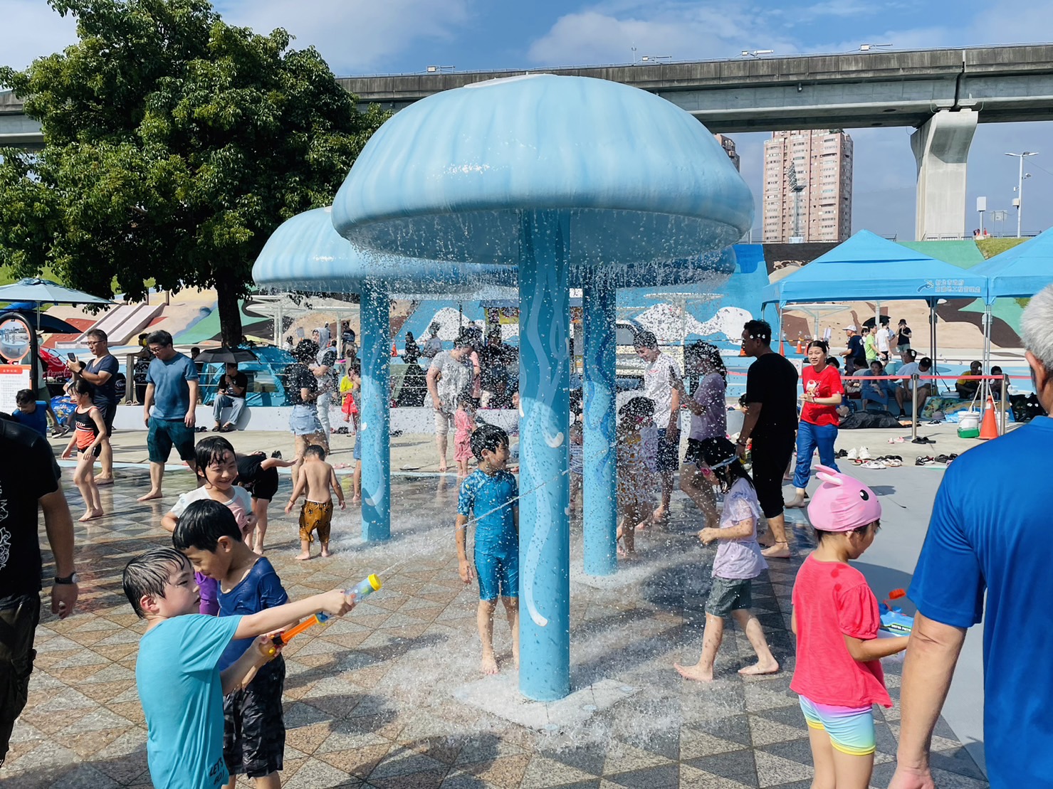 海世界水樂園的玩水人潮絡繹不絕