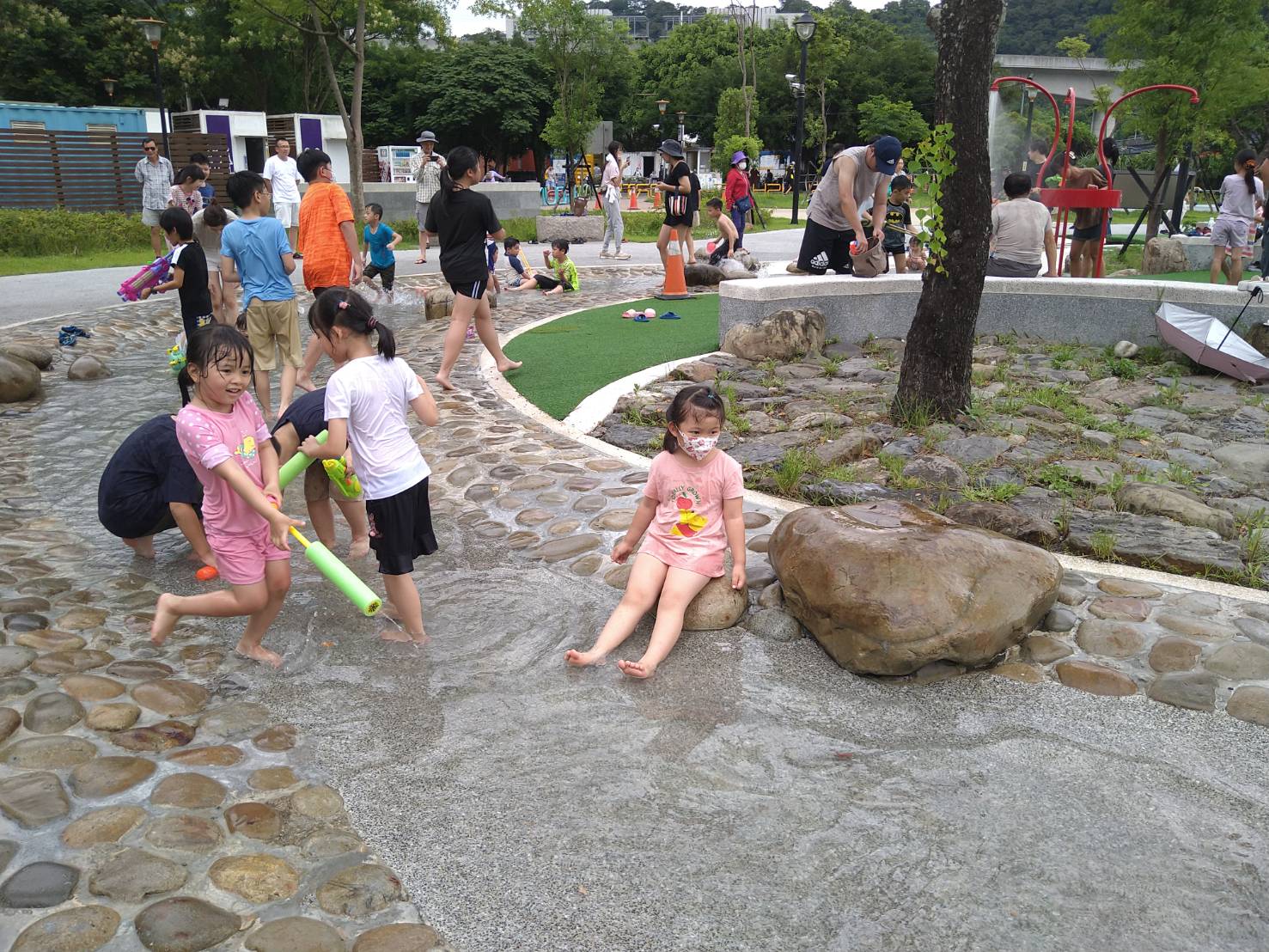 陽光遊戲場碟型水道吸引大小朋友來消暑