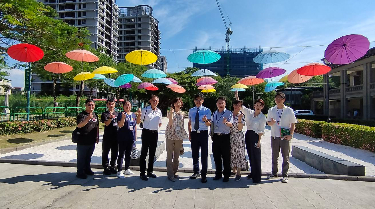 新北市文化局、臺北市財政局雙局長於板橋435藝文特區彩虹飄浮傘下合影留念