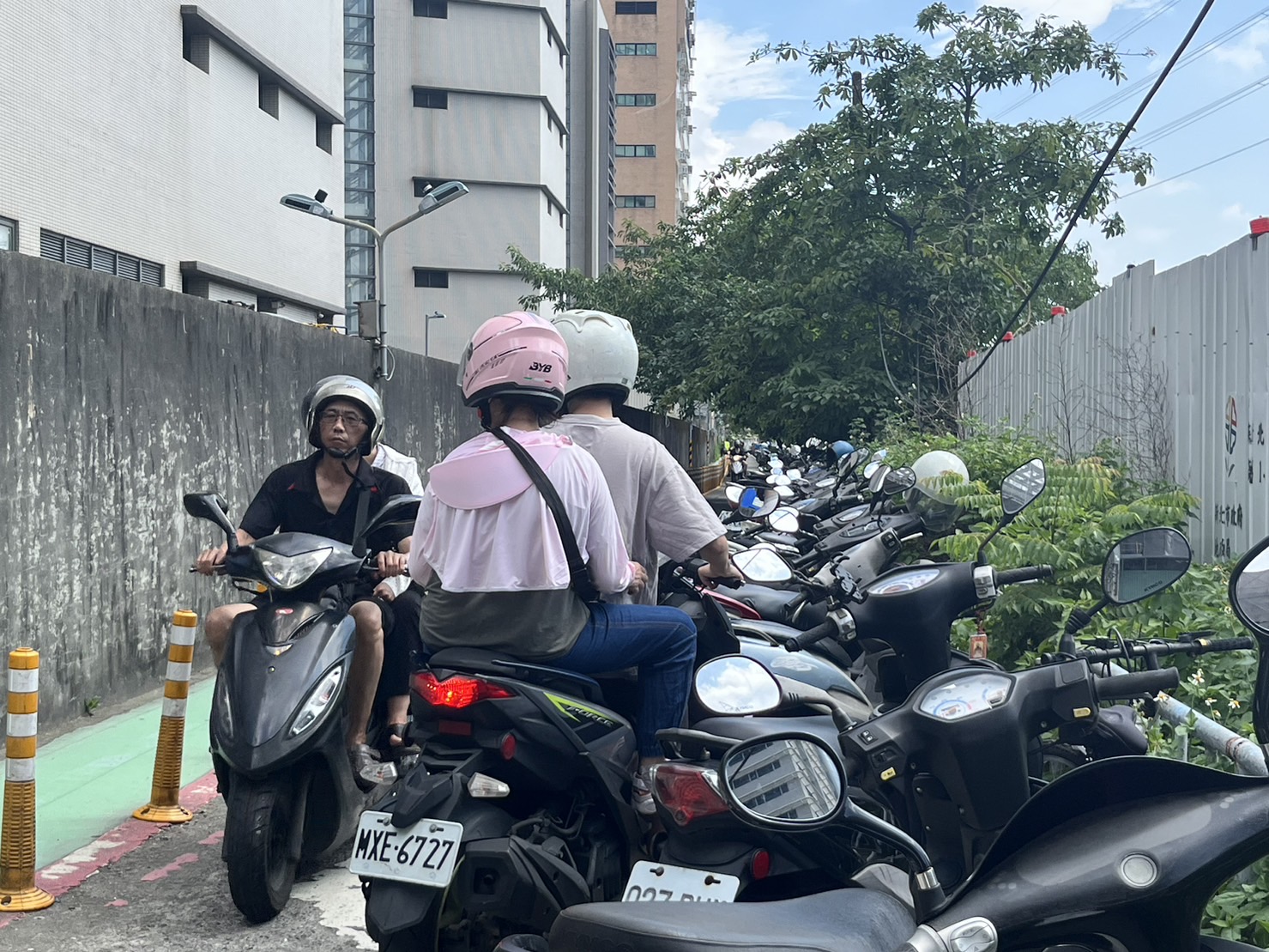 魔鬼巷路幅狹窄，機車會車空間不足。新北市地政局提供