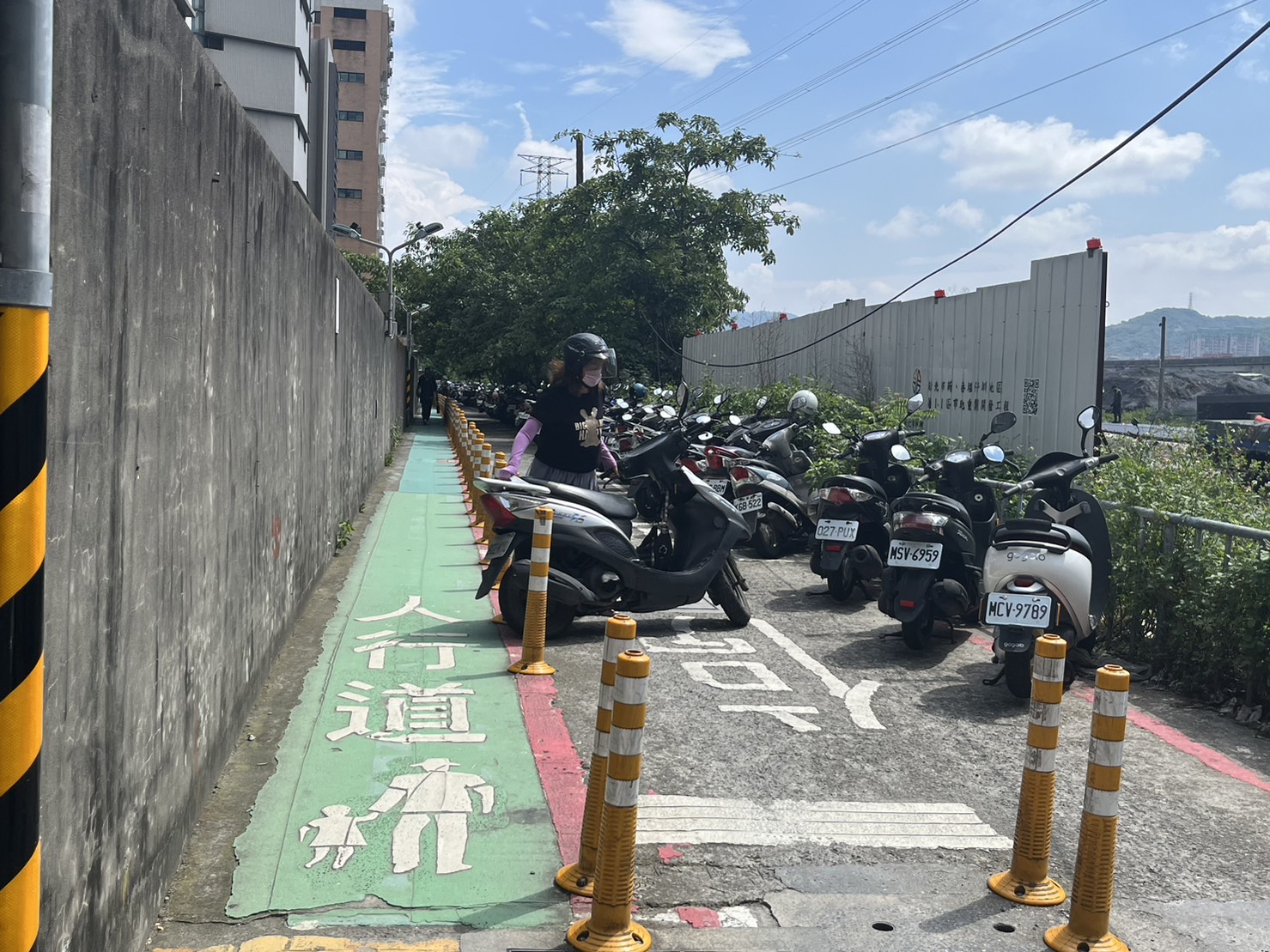 魔鬼巷緊鄰輔大校園，許多師生會行經此道或在此停放機車。新北市地政局提供