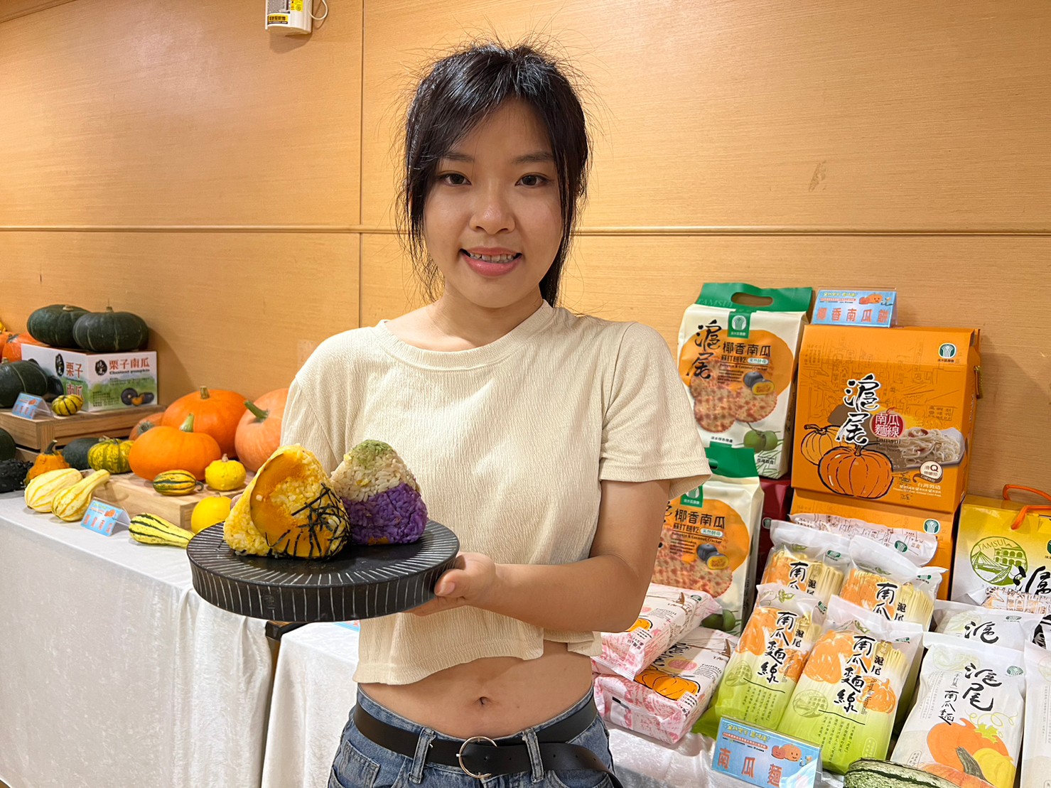 青農聯誼會盧苡甄會長以在地青農食材製作淡水風味南瓜飯糰