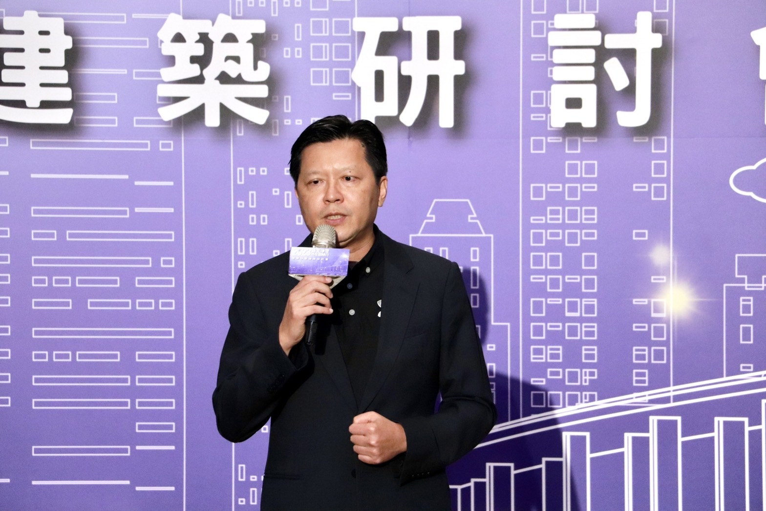 新北市政府工務局今日主辦「新北淨零 市在BIM行」研討會，由新北市副市長朱惕之主持揭幕式並代表侯友宜市長宣示，新北市2026年全面揭露建築碳排發展目標，率先提出結合建築資訊模型的碳排量評估技術，獲得產官學界大力支持與肯定。