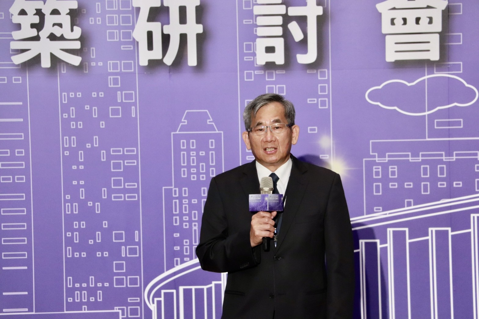 內政部建築研究所長王榮進在今日「新北淨零 市在BIM行」研討會致詞，感謝新北市政府舉辦研討會，希望各位攜手逐步落實國家2050淨零碳的願景。