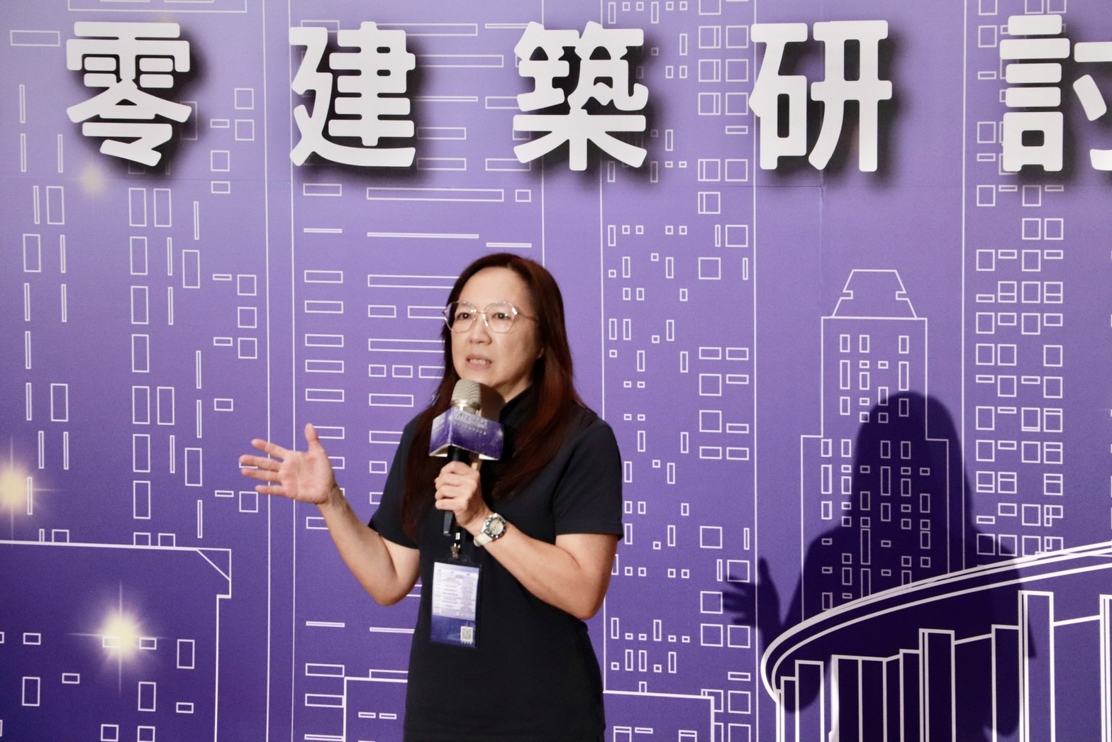 內政部營建署組長高文婷在今日「新北淨零 市在BIM行」研討會中致詞，呼籲各位一同關注新北市建置的建築資訊模型BIM技術，不僅同時可配合內政部建研所將推動的低碳建築評估與認證制度(LEBR)，達到營建減碳的發展方向。