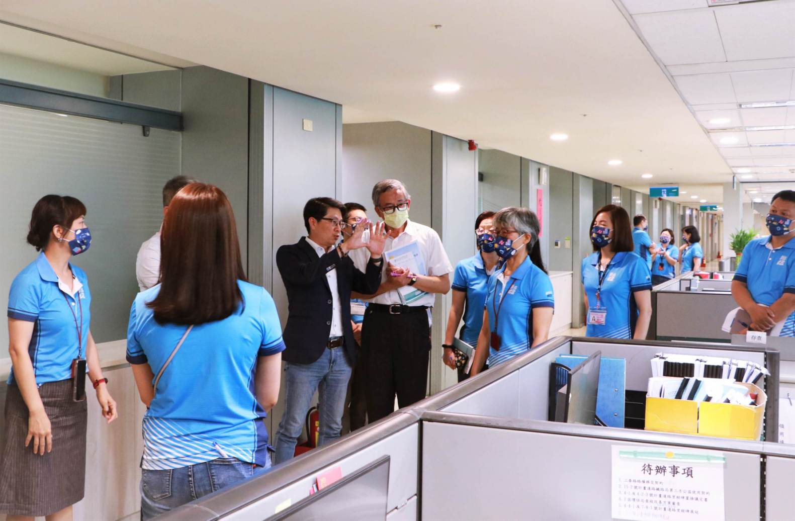 內政部至新北市地政局進行業務督導，地政局局長汪禮國(左三)進行現場環境解說。新北市地政局提供