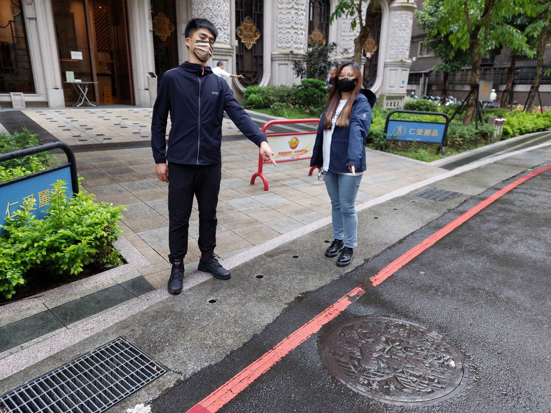 民眾依新北市污水下水道地理資訊系統查詢找到人孔位置後，可至現場比對確認位置