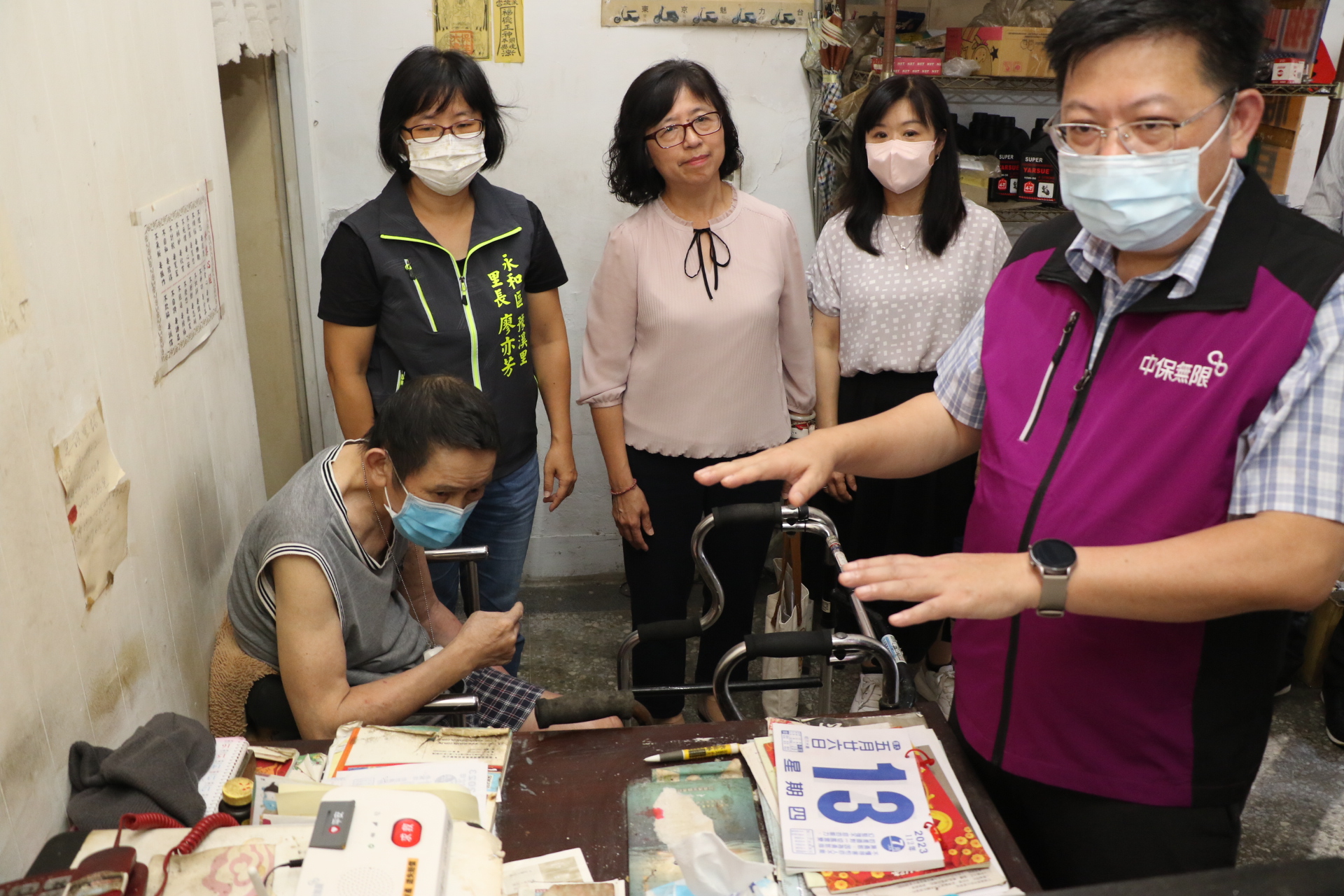 中興保全公司總經理洪培修（右1）表示  只要長輩長時間沒有活動或靜止不動過久  智慧型系統就會自動發出警訊  啟動緊急救援  後排左起為里長、許秀能副局長、許瓊文副院長