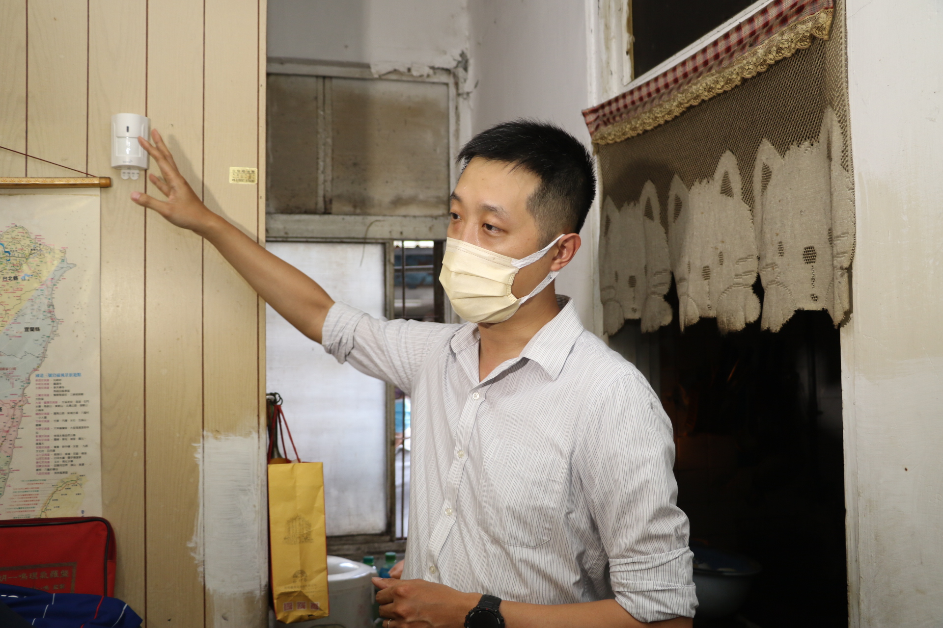 中興保全公司工程人員說  在周伯伯的室內通道裝設有感知器 利用人體溫度感應  只要長輩經過  即能感應到  考量夜間睡眠  若超過12小時沒感應到  即會透過主機通訊呼叫