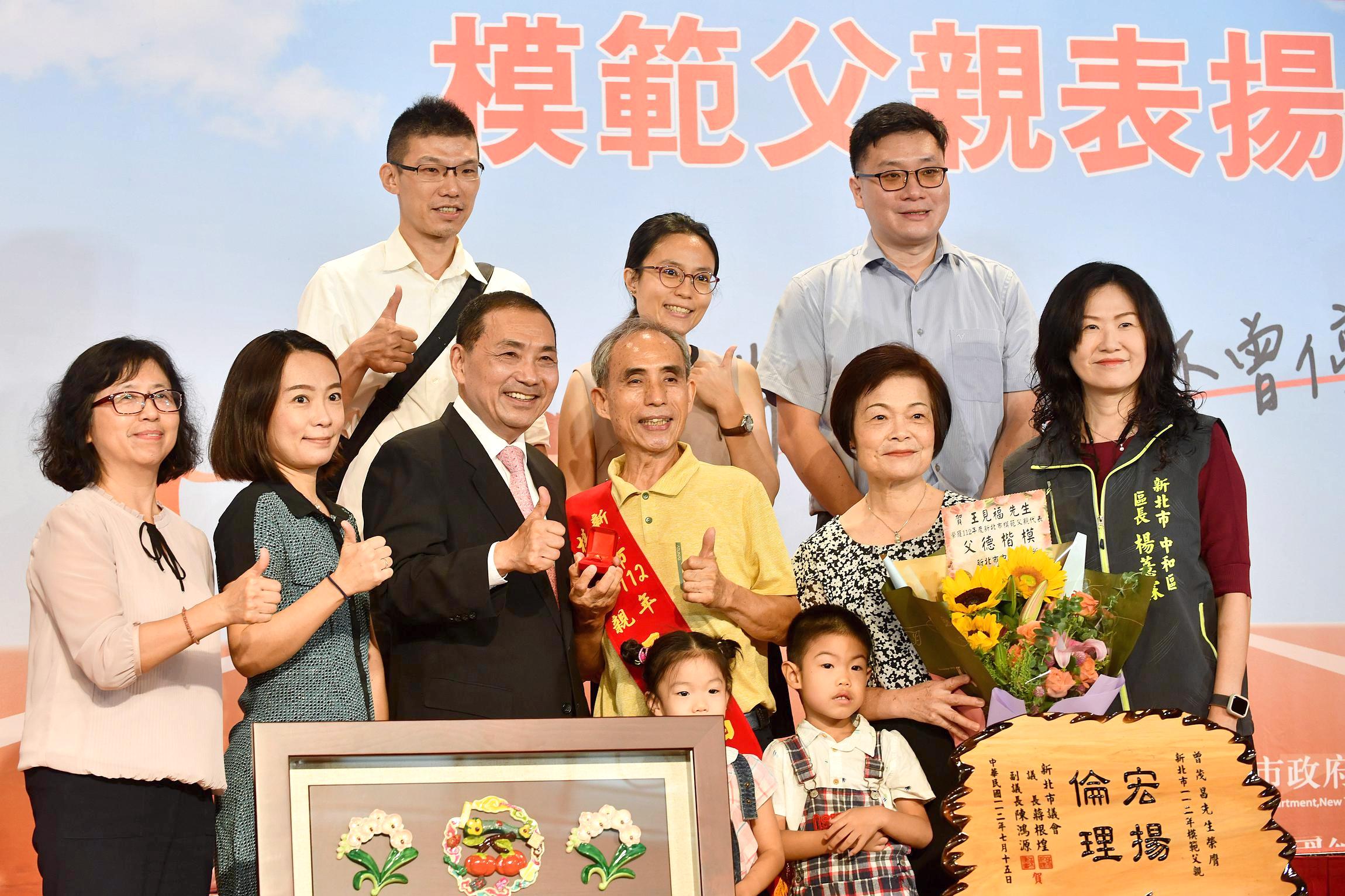 侯市長說，父親節即將到來，子女們別忘了向爸爸說聲父親節快樂。