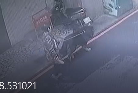 警方協助調閱監視器，飼主帶繫繩西藏獒犬外出，未帶嘴套出門
