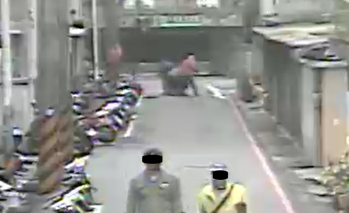 查閱監視器畫面，小狐狸犬於巷口巧遇獒犬，遭不停追咬