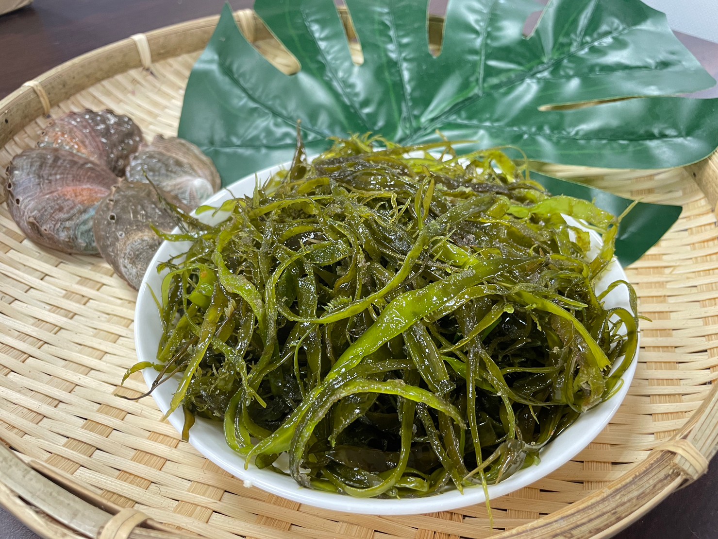 川燙後(從紅色變綠色的)「黃氏葉膜藻」(俗稱海大麵)