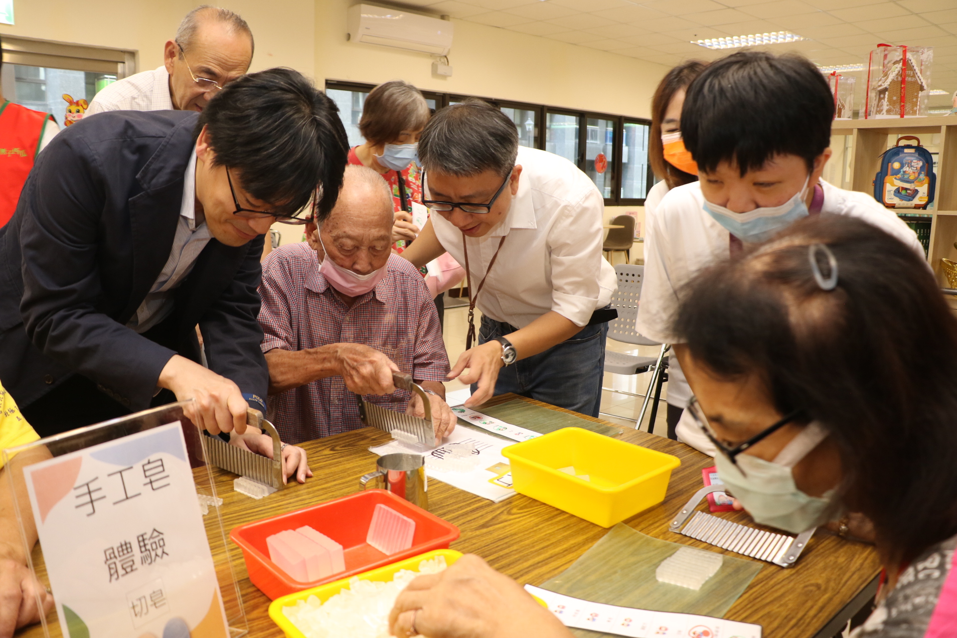 今年96歲的馮世珍練習切皂基  準備溶解後製作手工香皂