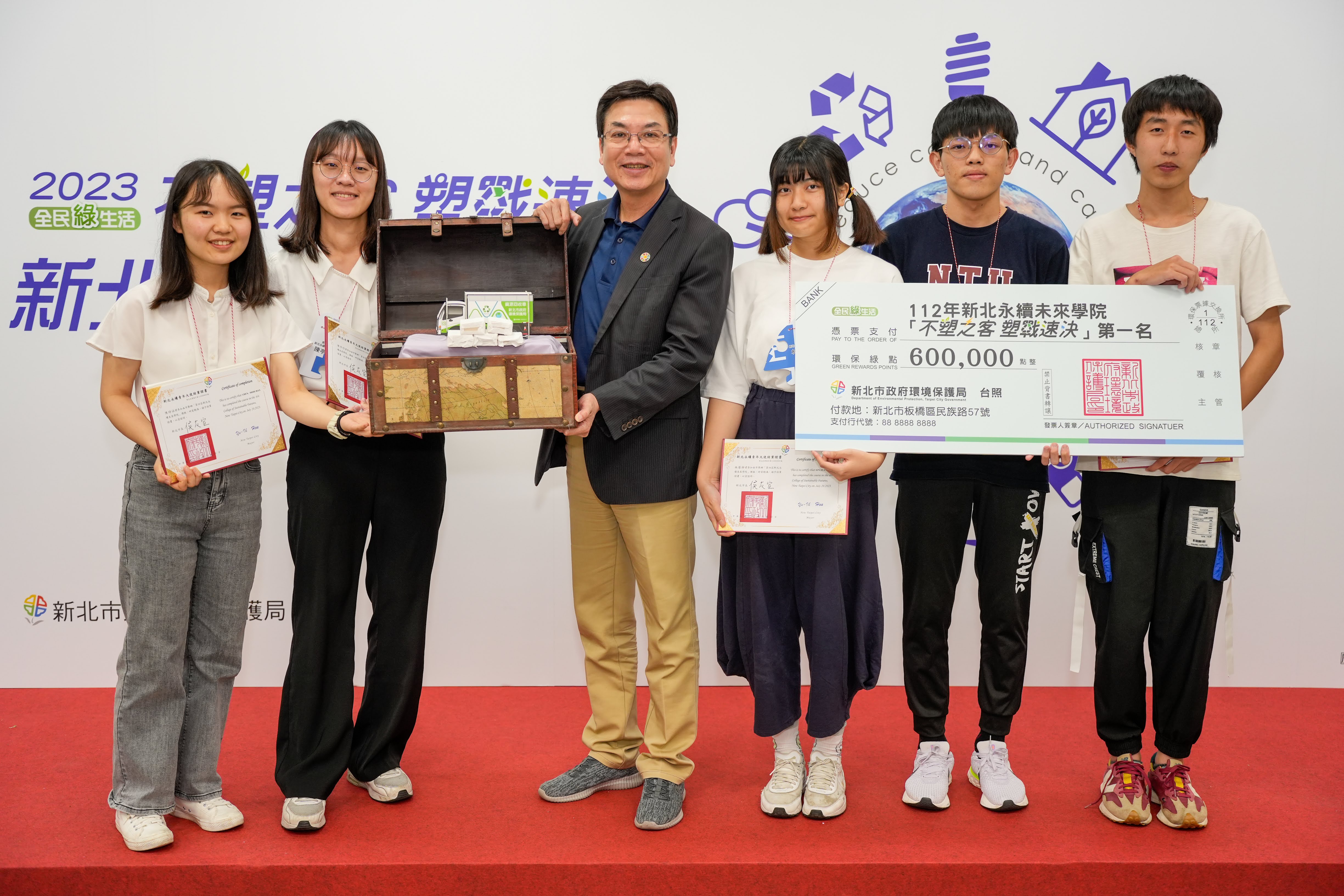 3.劉副市長頒發成果發表獎項及「新北永續青年大使」證書予學員