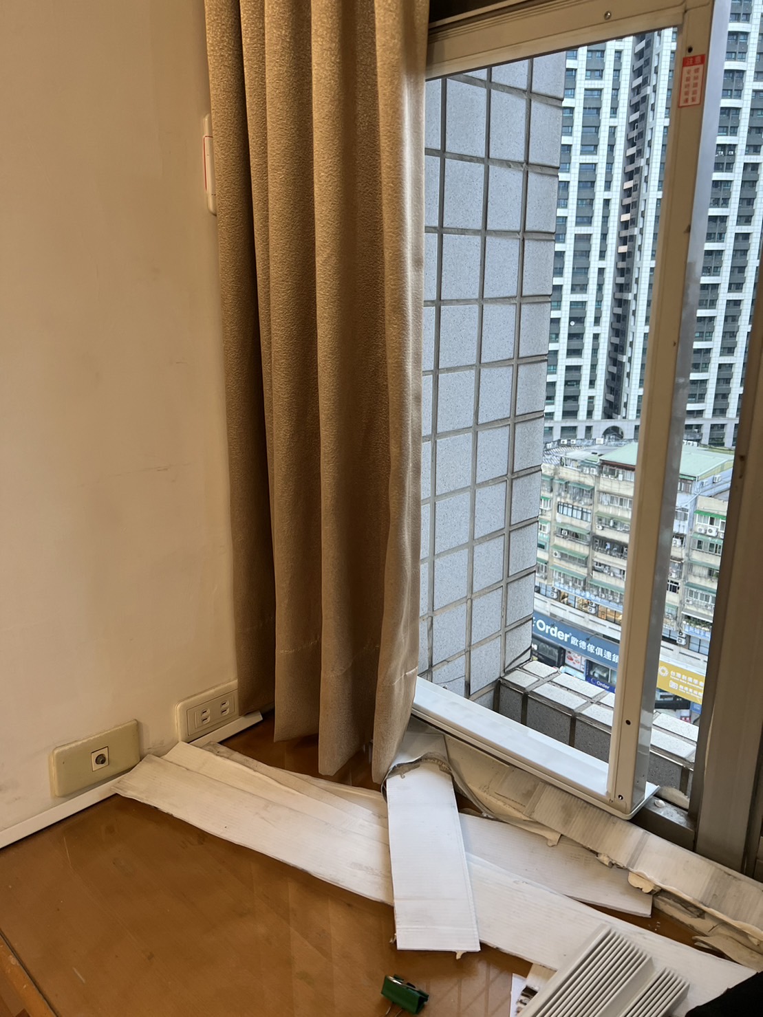 勞檢員前往17樓冷氣機安裝現場瞭解事發情形1。