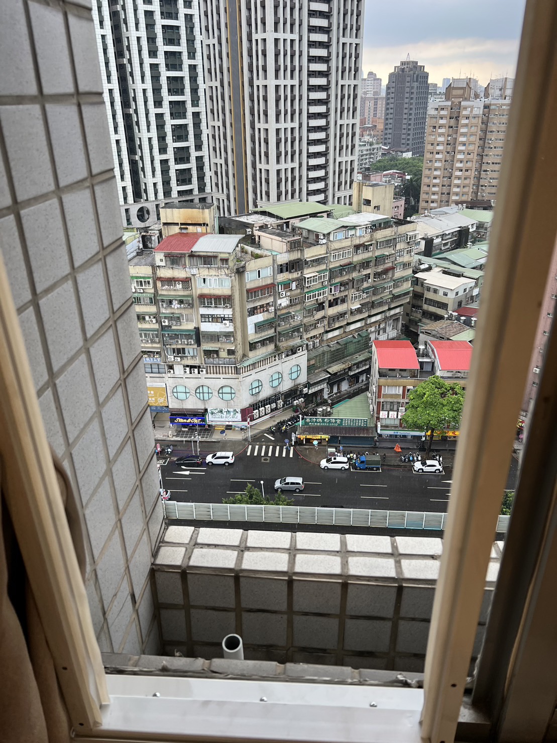 勞檢員前往17樓冷氣機安裝現場瞭解事發情形2。