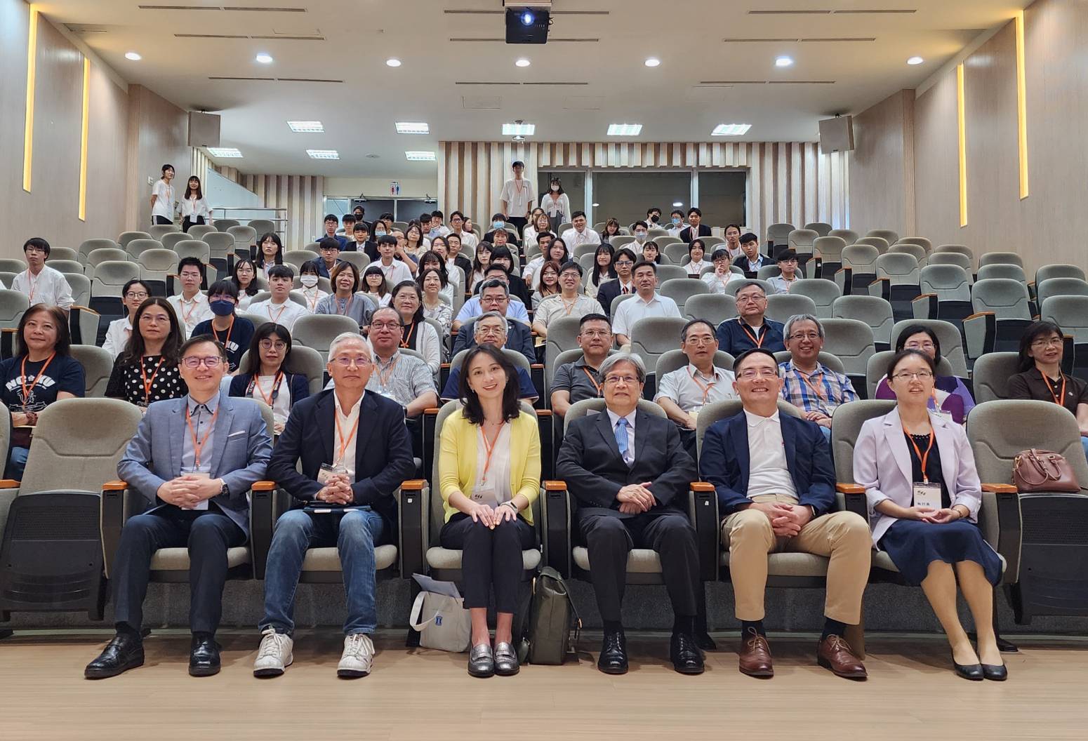 開幕式合影(前排由左至右:競賽召集人暨系主任胡龍騰、康士滕管理顧問有限公司周佑民總經理、新北市政府青年局邱兆梅局長、臺北大學李承嘉校長、中華跨域管理教育基金會吳秀光董事長及公共行政暨政策學系林俞君助理教授)