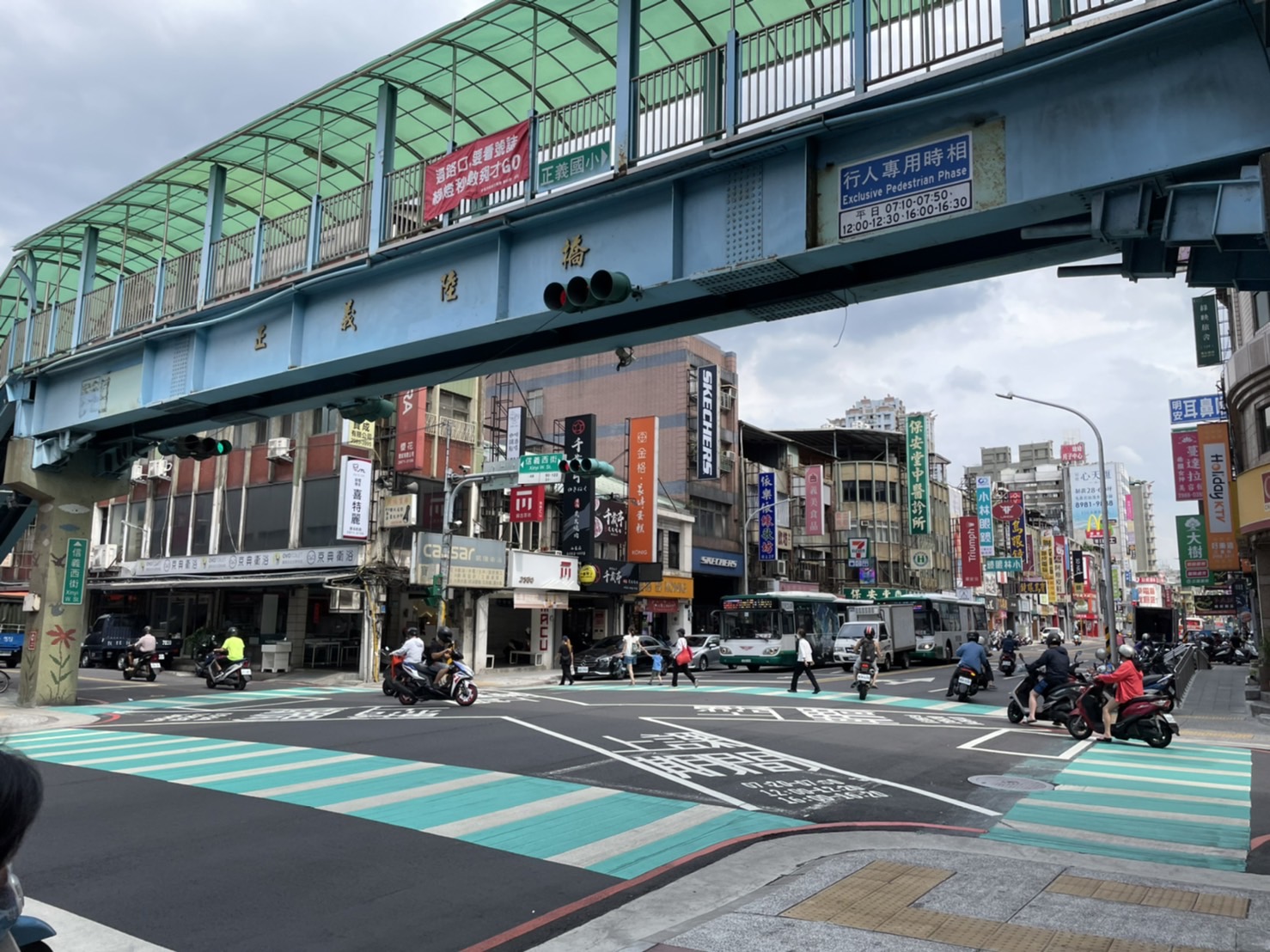 服務25年的三重正義陸橋於22日清晨拆除，以上為拆除前的街景