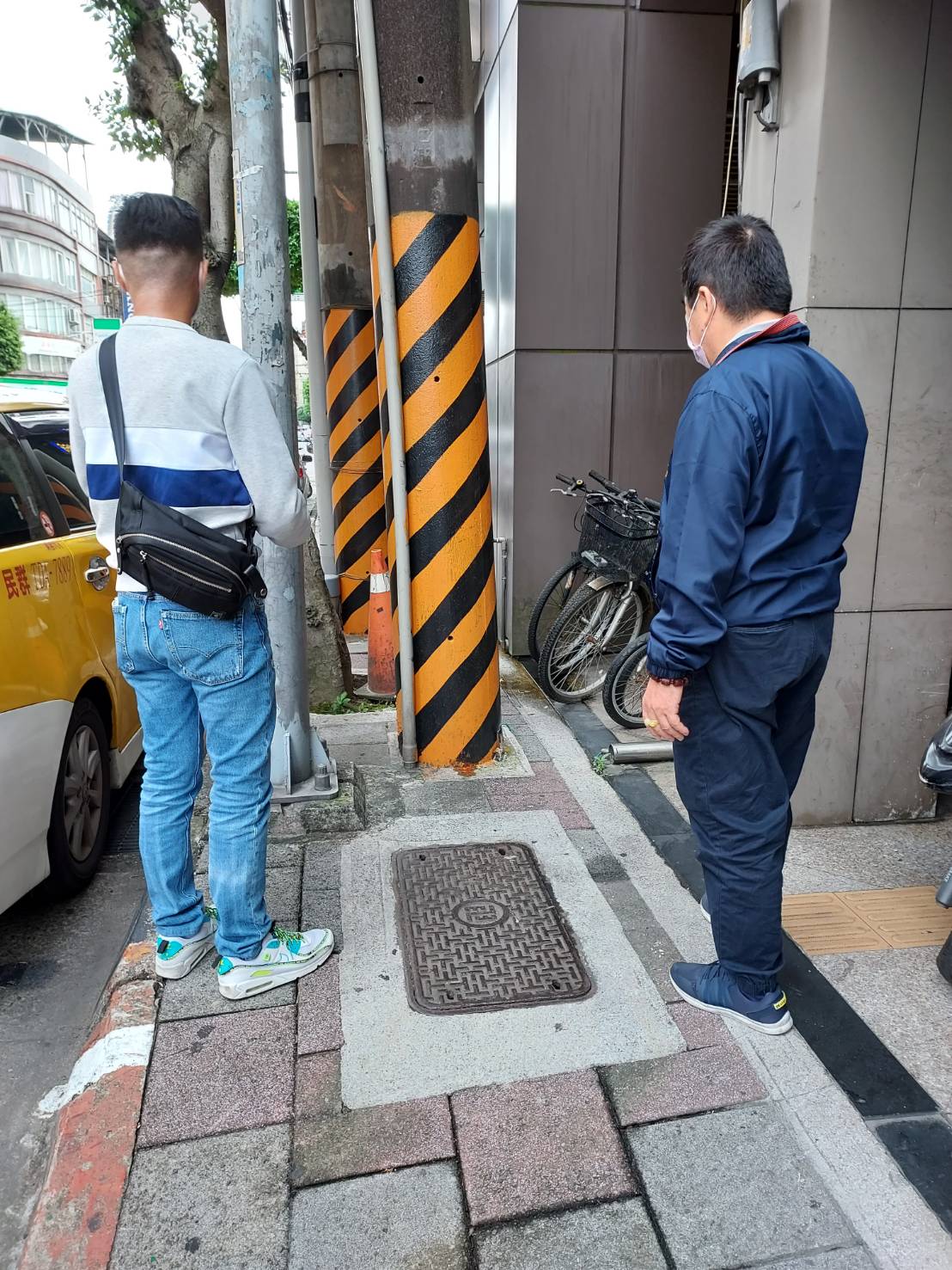 土城區長陳國欽與土城公所工務課課長張育勳現場勘查