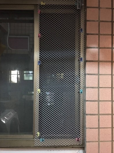 紗窗並非防護，須加裝活動式小格子鐵網(非本案地址照片).