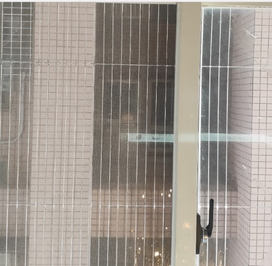 飼主應注意落地紗門安全管理，可加設防護鐵網(非本案地址照片).