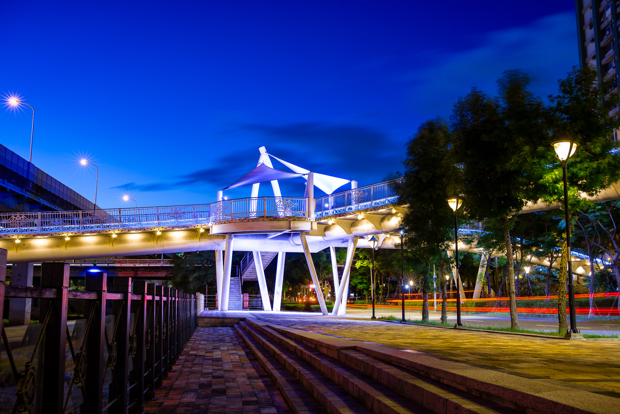 「以人為本」人行景觀陸橋，串聯了左右兩岸自行道及湳雅夜市