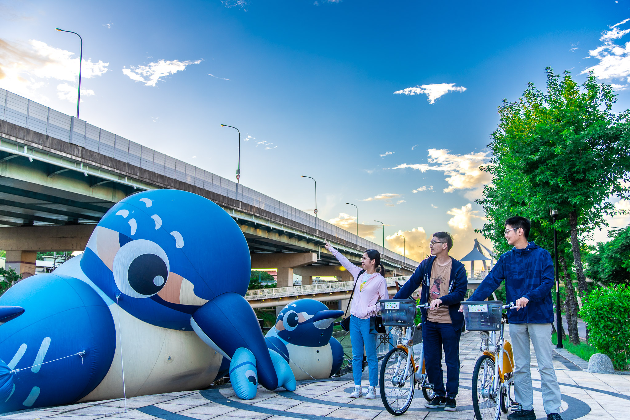 透過津渡橋將迺夜市、逛園邸的眾多遊客順勢導入河岸散步，讓更多民眾發現湳仔溝的美麗