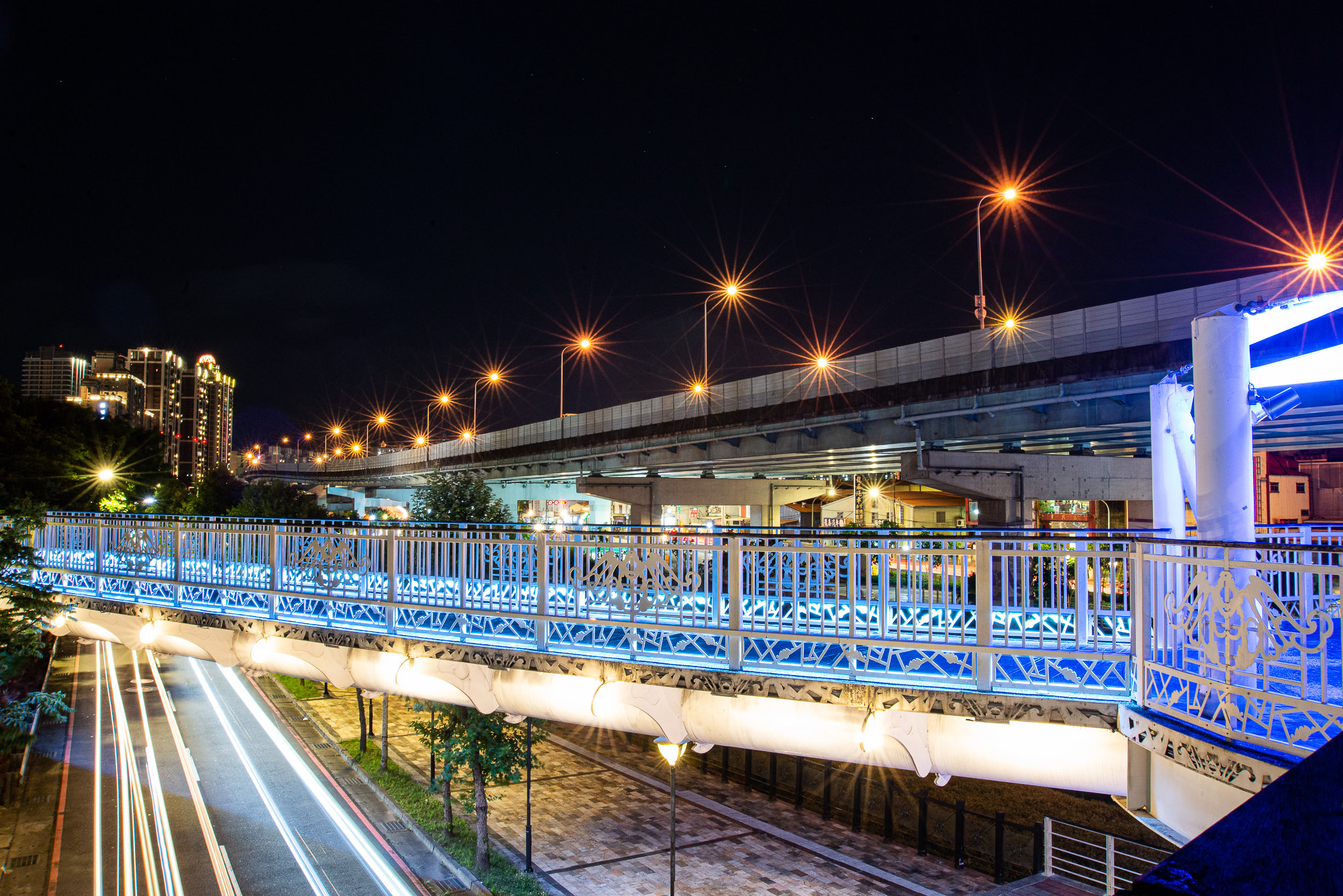 夜晚可至津渡橋散步，沉浸在白色橋身與絢爛燈光交織而成的浪漫氛圍之中