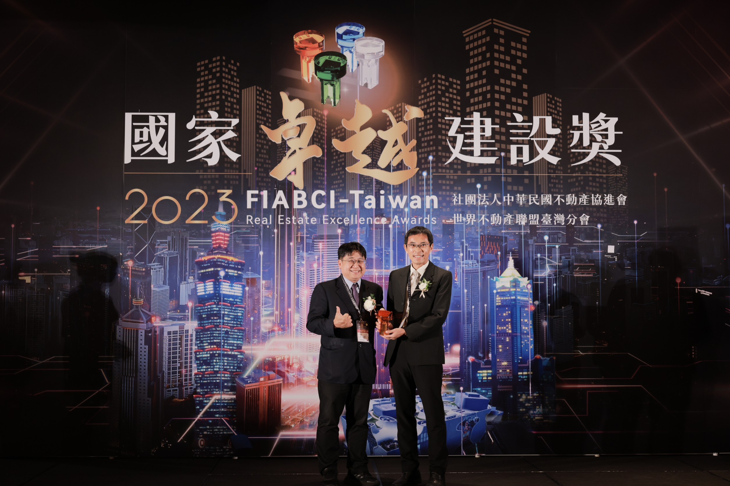 新北市政府城鄉發展局勇奪2023國家卓越建設獎10項，城鄉局副局長蘇志民代表領獎。.