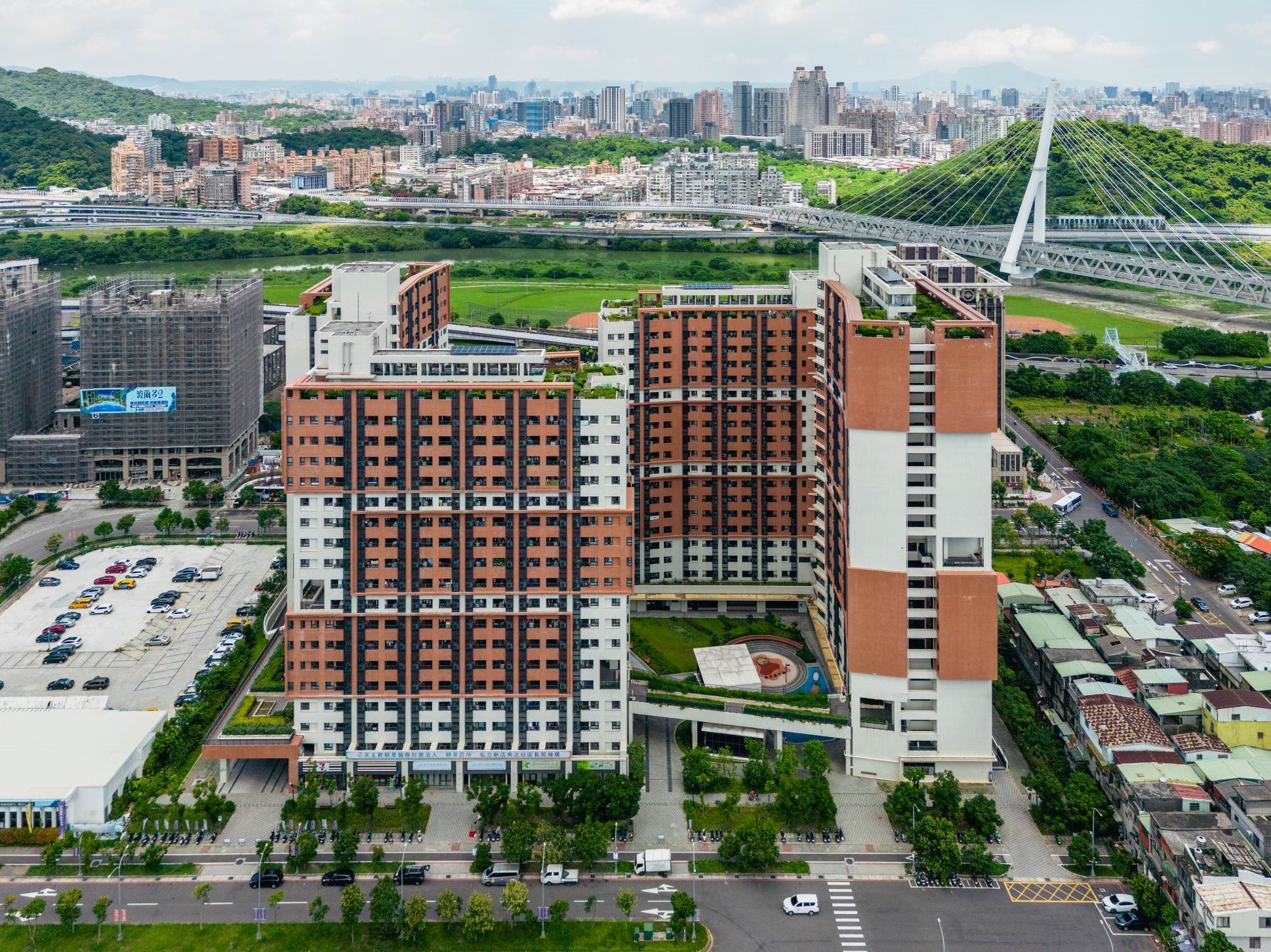 新店區中央新村北側社會住宅新建統包工程，榮獲【綜合卓越成就獎】。.