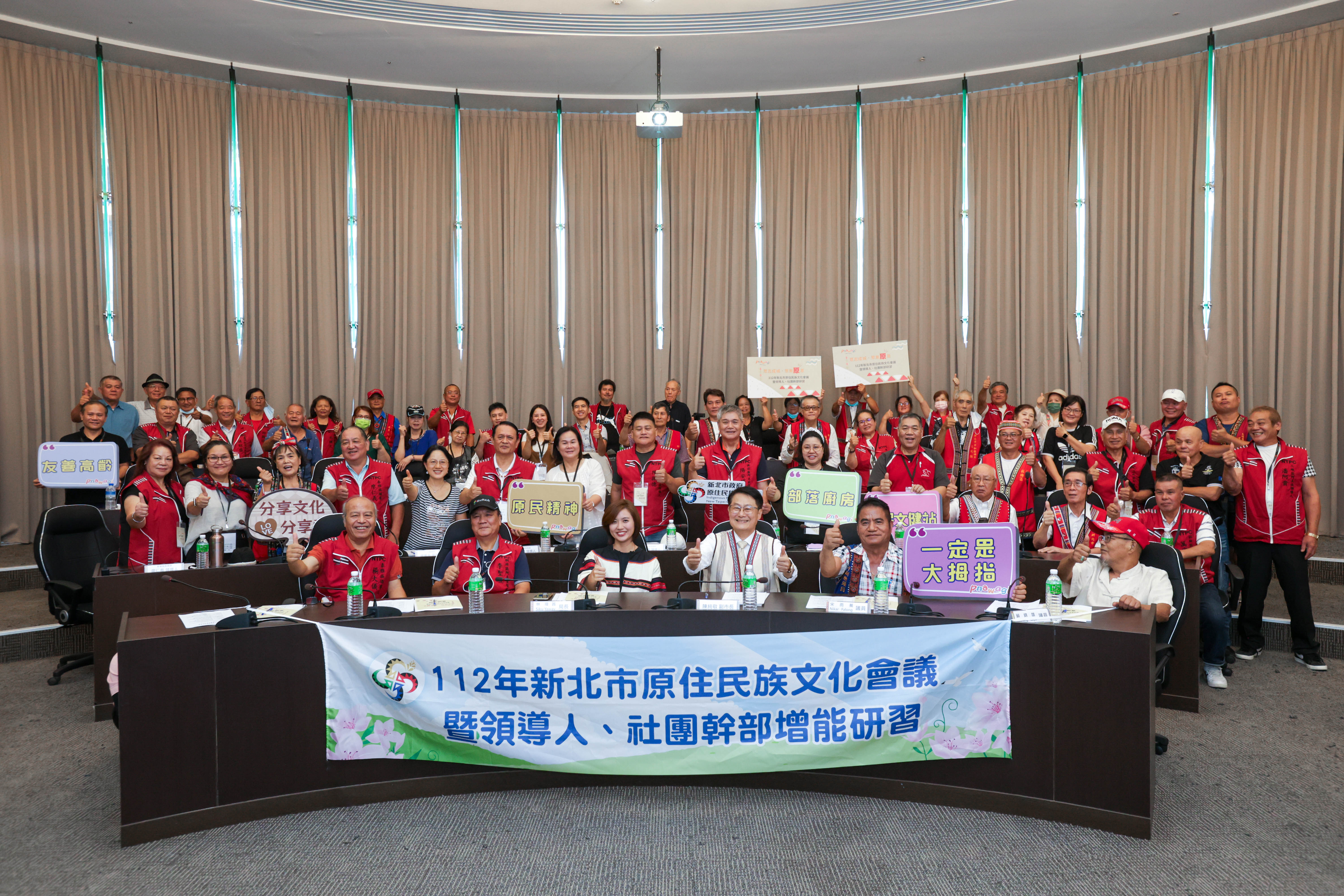 新北市副市長陳純敬及與會人員大合照。