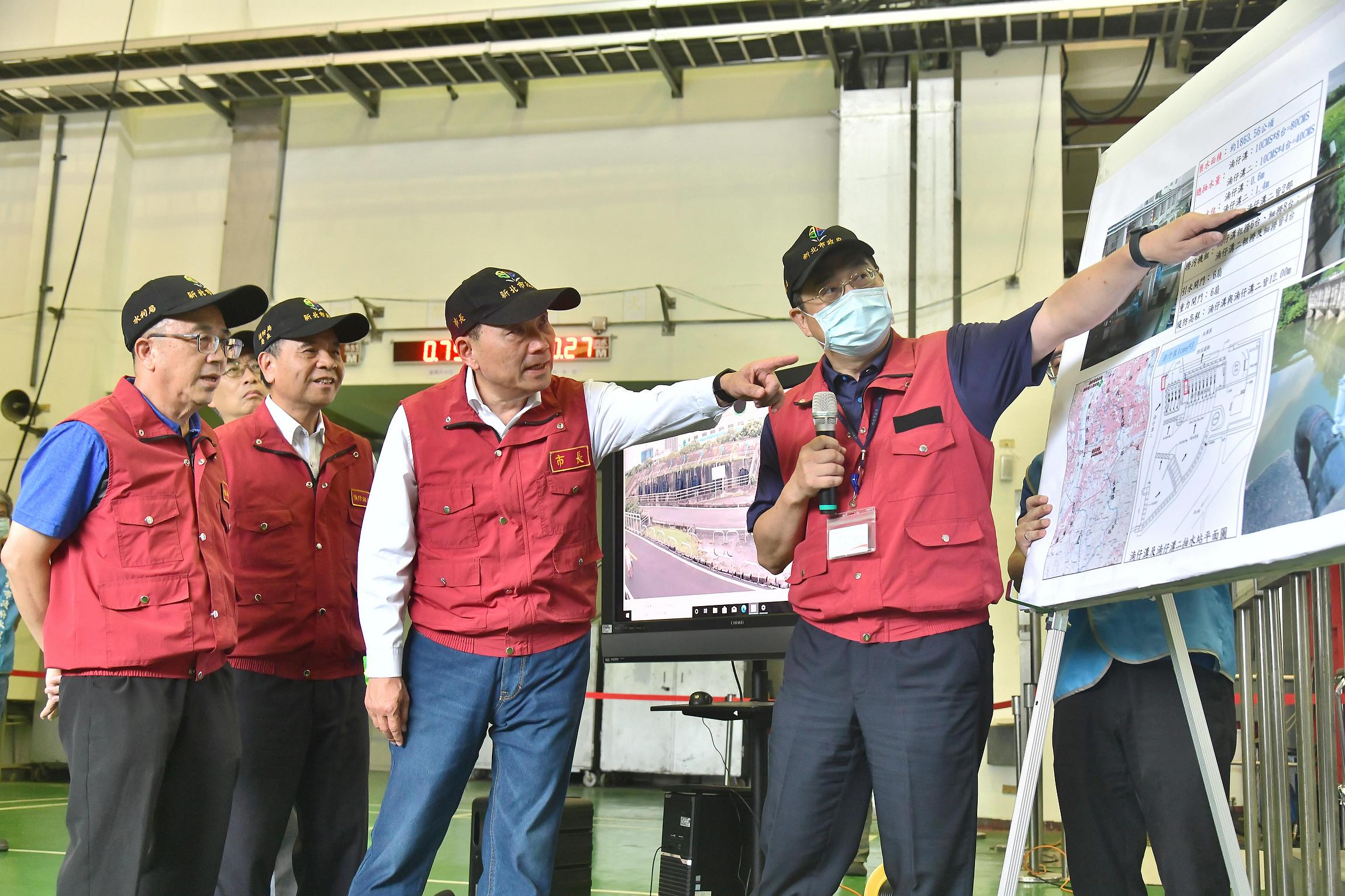 侯友宜市長前往板橋區湳仔溝抽水站視察颱風防汛整備工作。