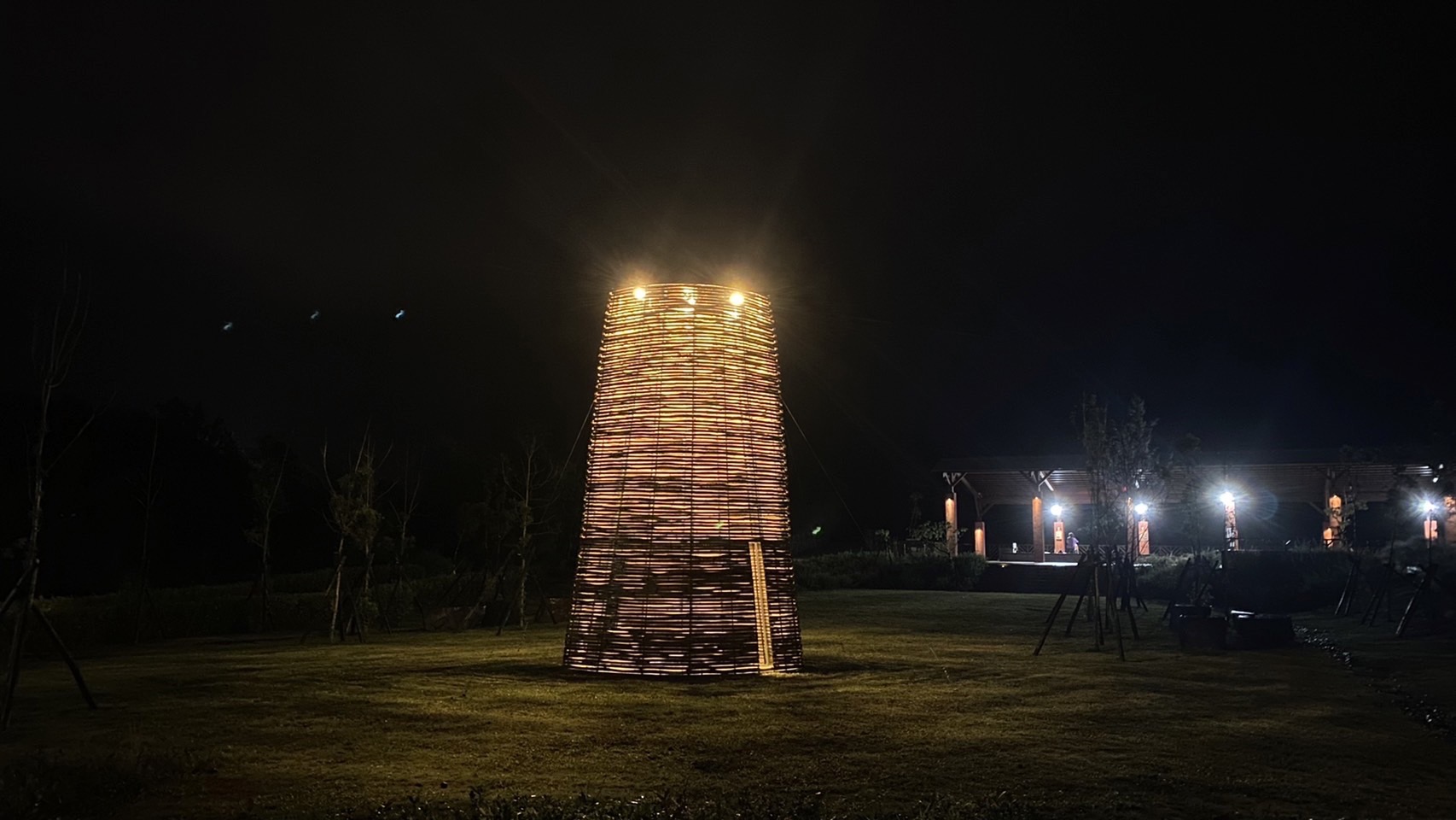位於萬里區的大鵬足湯公園，由知名藝術團隊禹禹工作室展出〈初始〉