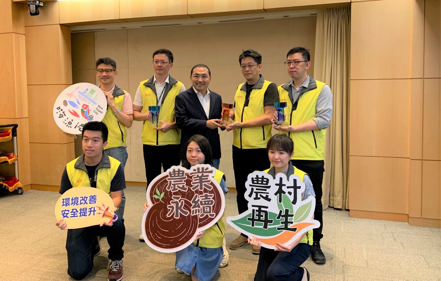 「2023國家卓越建設獎」新北市政府共計獲得29個獎項，為北台灣獲獎數最多縣市，今（9）日在新北市政會議獻獎，與市長侯友宜分享榮耀