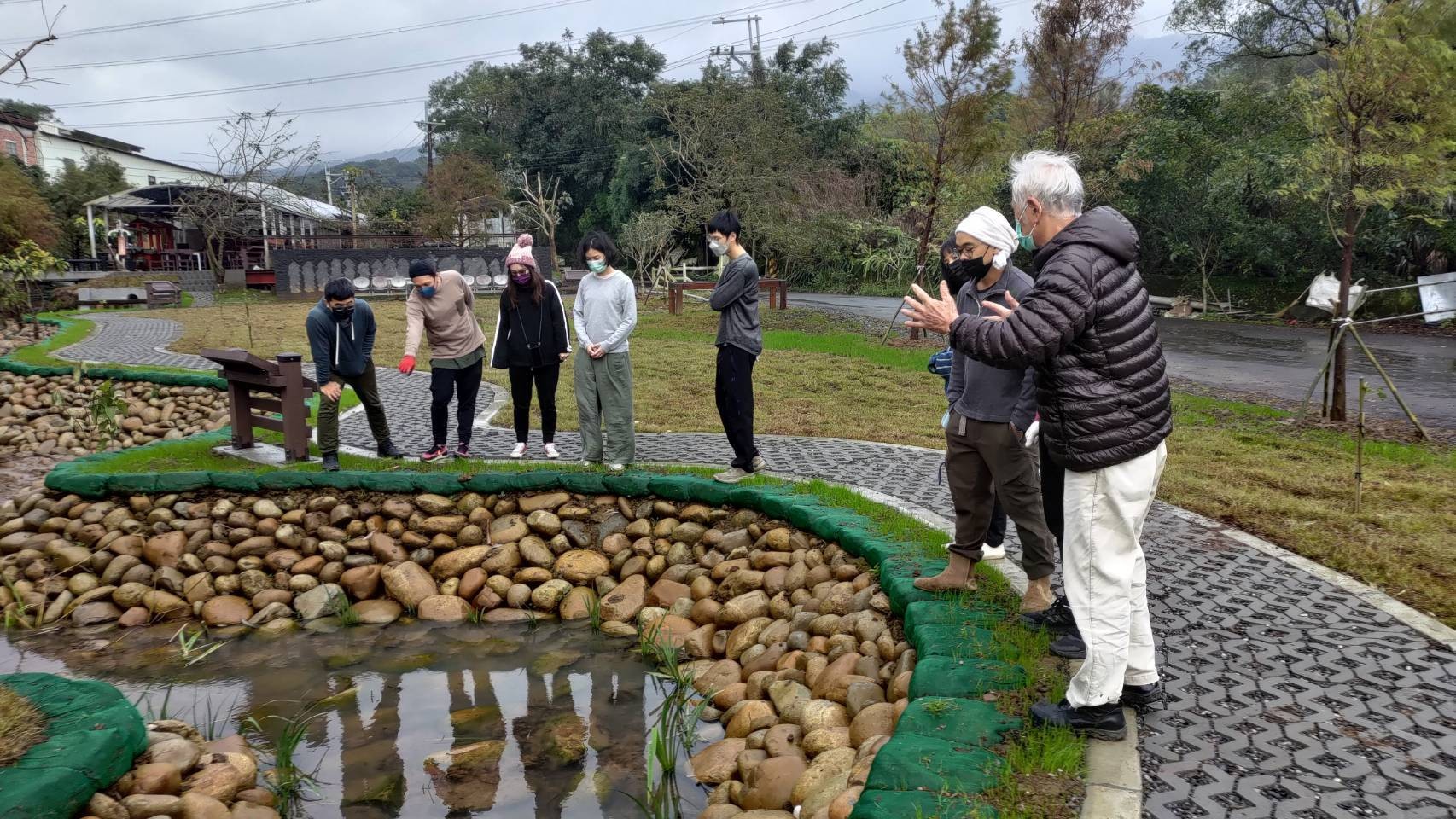 「忠寮社區魚菜共生景觀工程」修築緩坡作為生態廊道，打造生態教育場域，並提供民眾友善乾淨的觀察步道，協助地方社區發展生態觀光