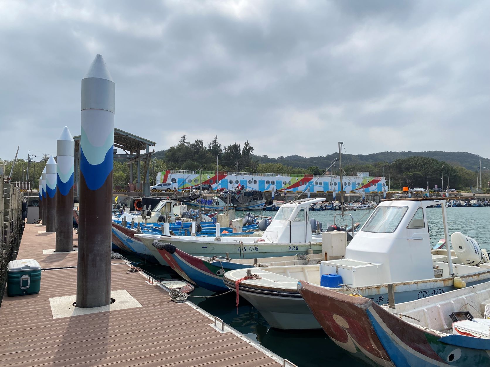 「新北市八里區下罟子漁港浮動碼頭新建工程」，共計建置11座浮動碼頭