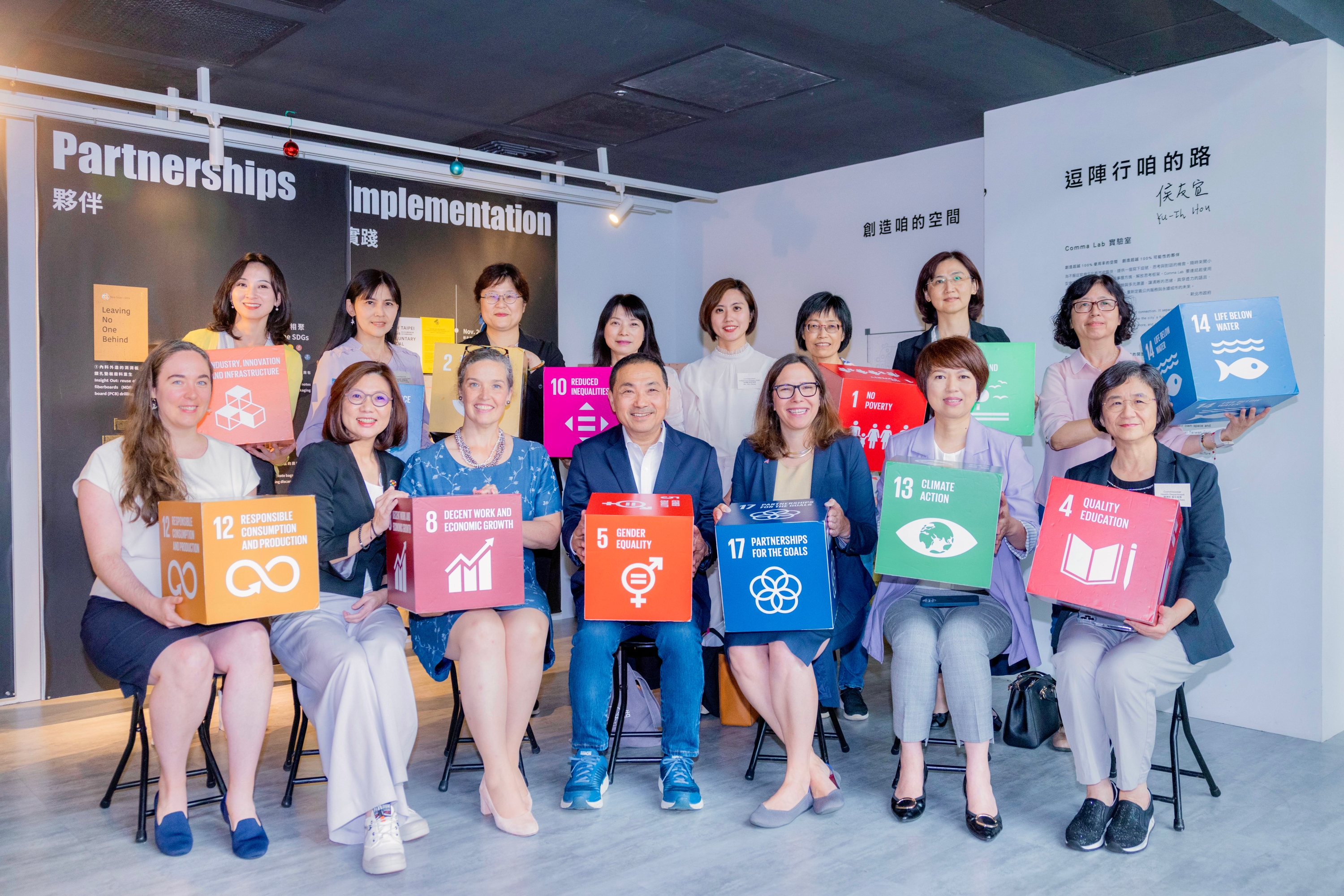 6月7日美國在臺協會（AIT）理事會主席羅森柏格（Laura Rosenberger）前往新北市政府與侯友宜碰面，侯友宜親自帶著與全員女性首長共同接待。