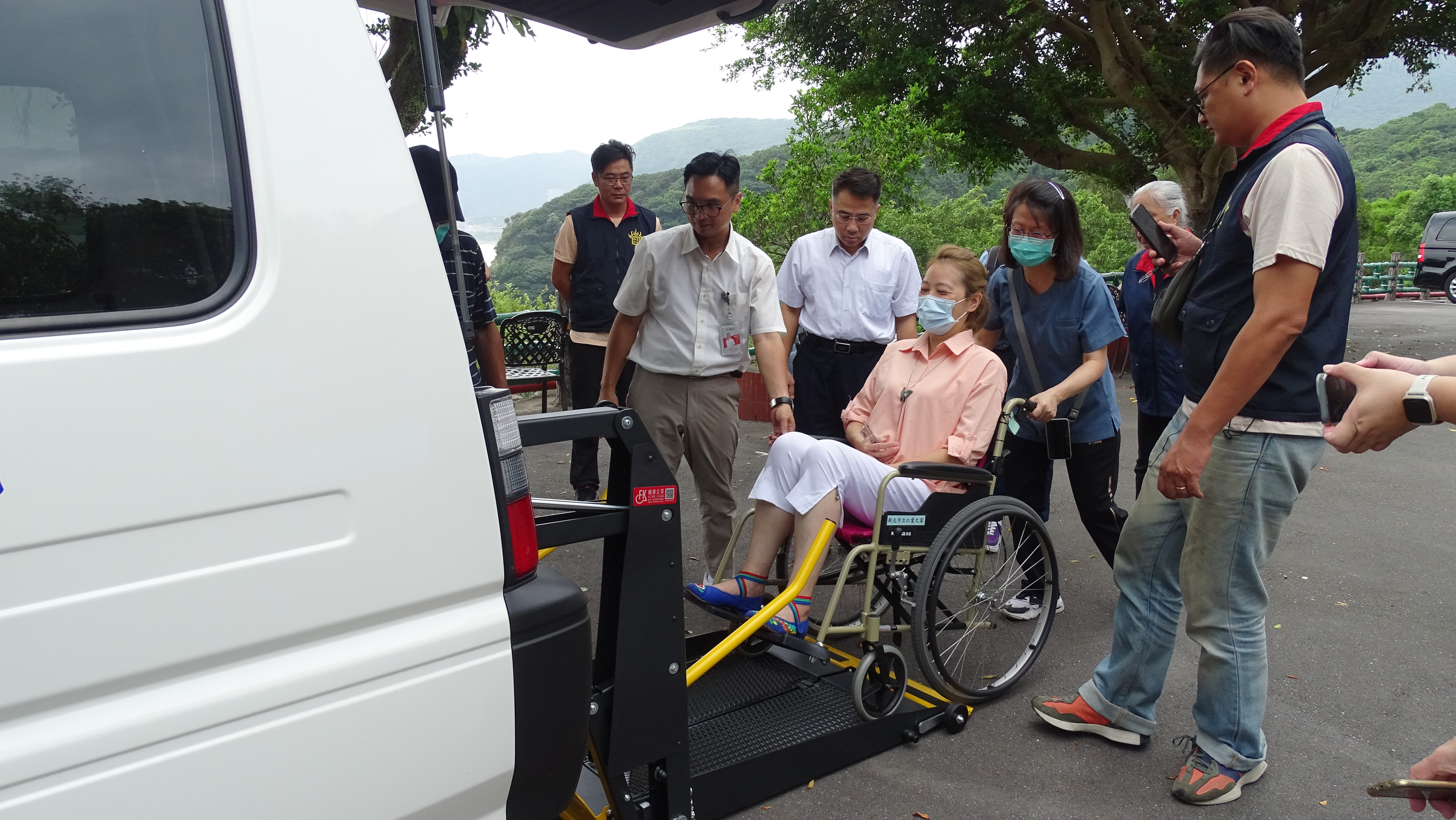台北霞海城隍廟團隊示範身心障礙車升降設備使用