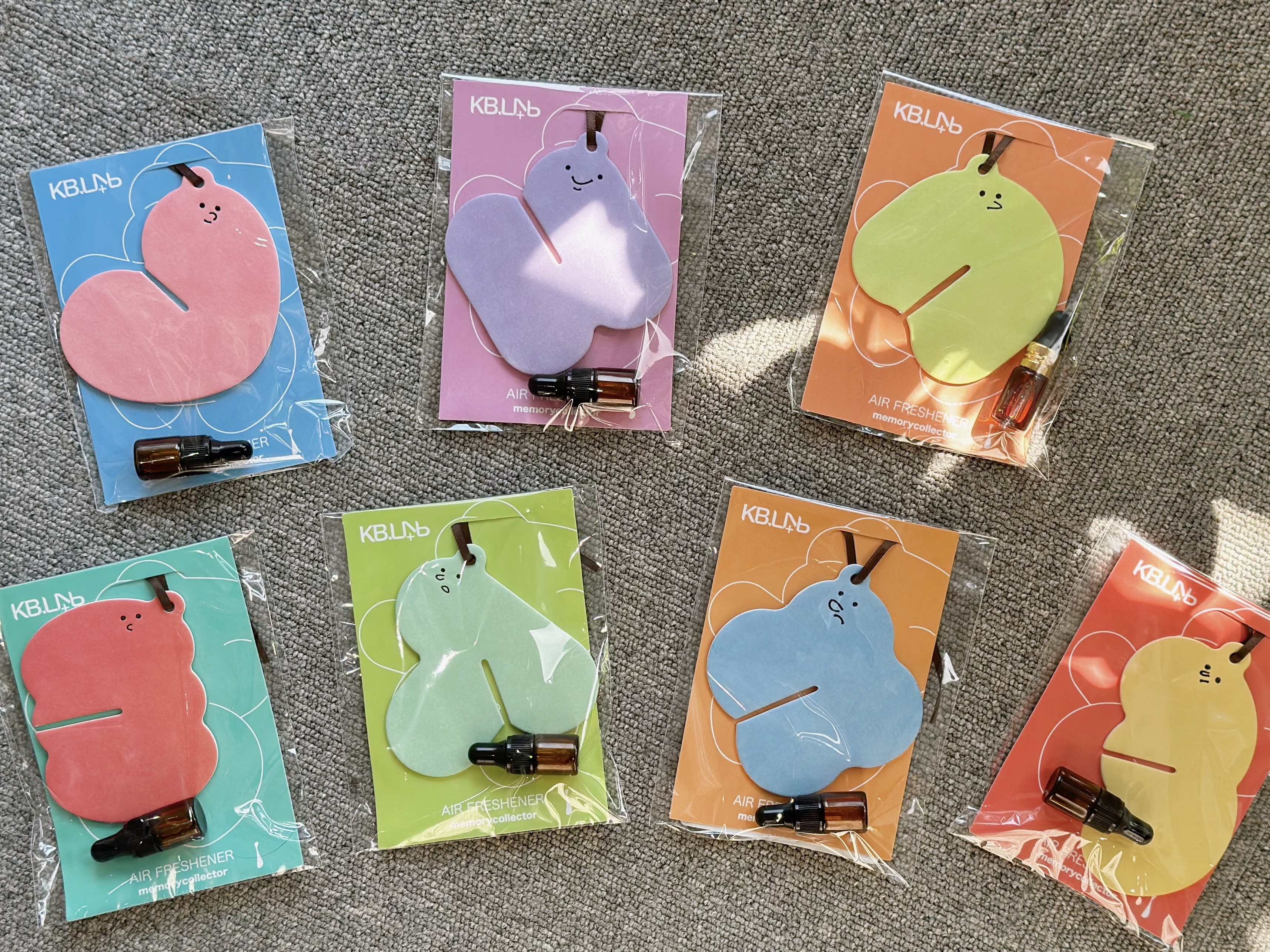 新北青年局此次共推出7種不同香氣的小精靈樣貌香氛卡，代表不同青年們各自獨特個性。
