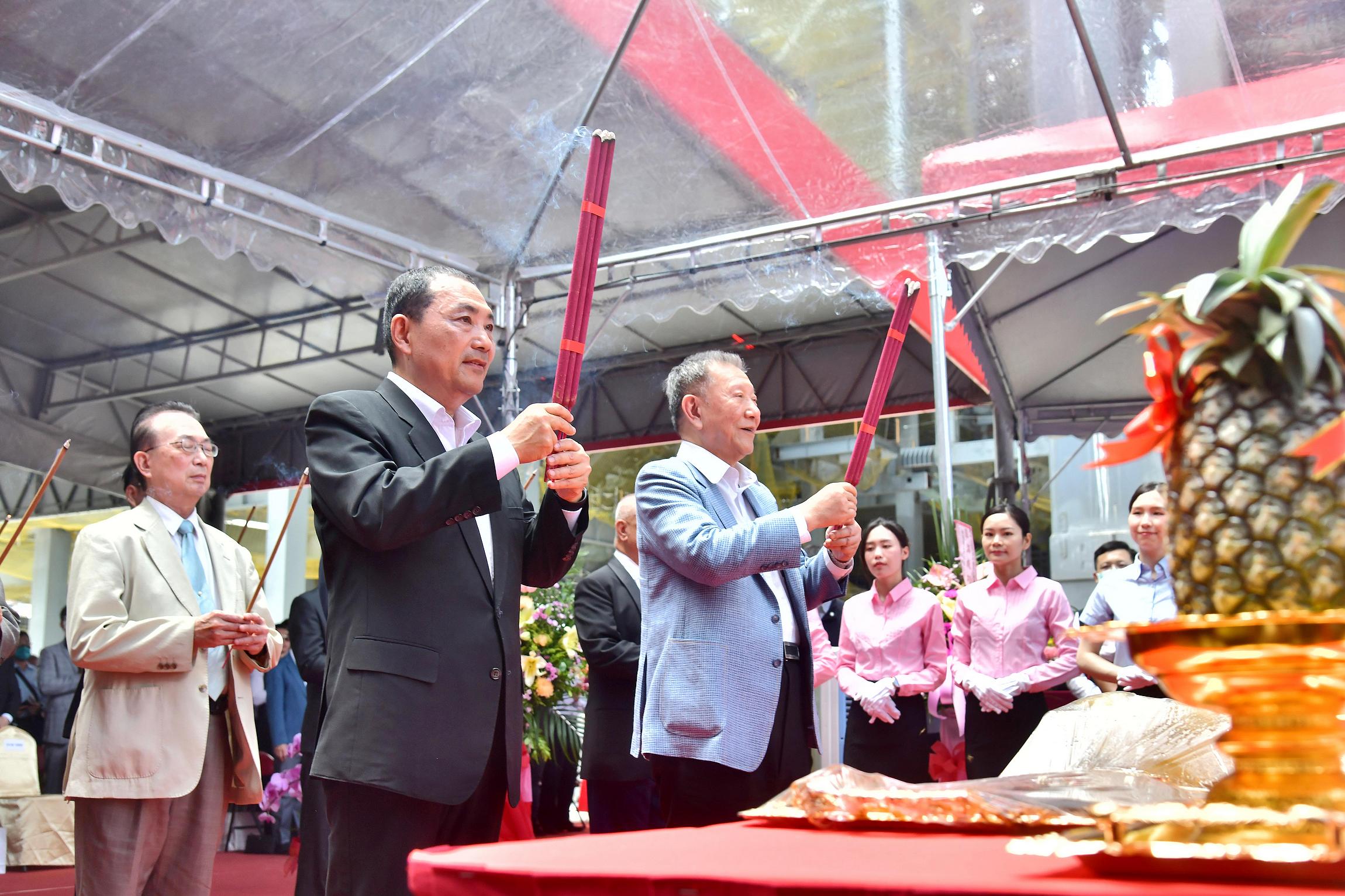 中華工程在土城工業區打造「中工雲宇宙AI園區」，今（14）日舉行上梁典禮，侯友宜市長與沈慶京主席率眾人祭拜祈福，祈求工程圓滿順利。