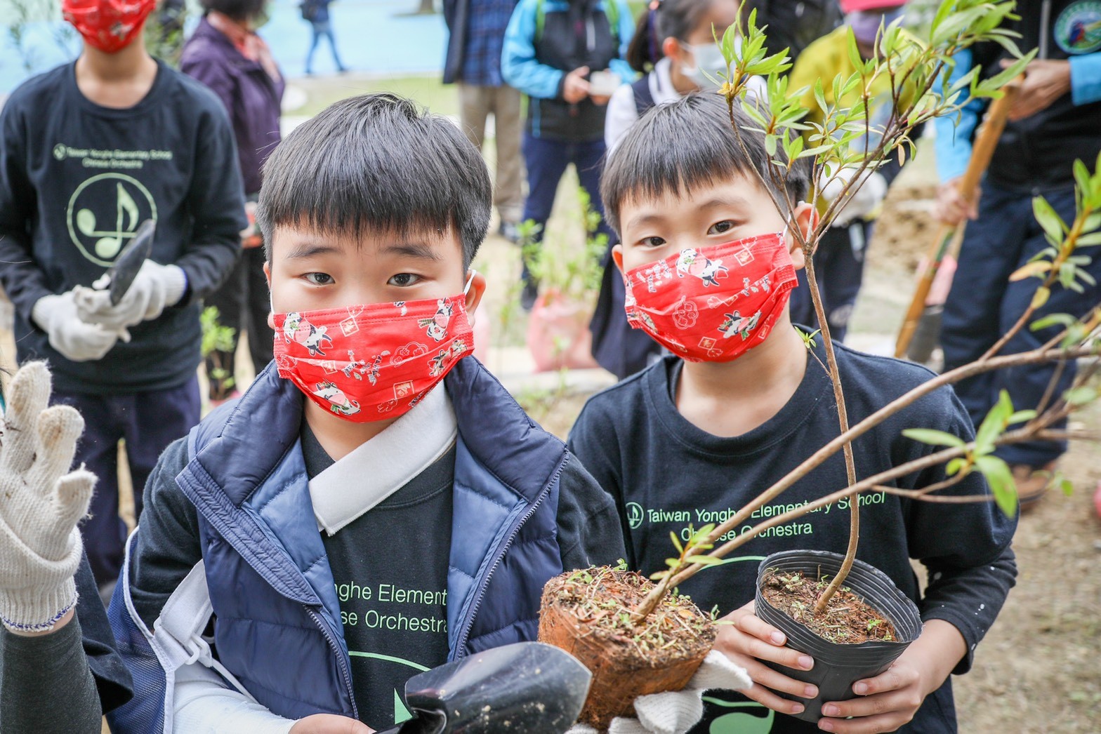 新北市推動「新北山海造林計畫」，號召民間團體共同響應，每年種植4萬棵樹